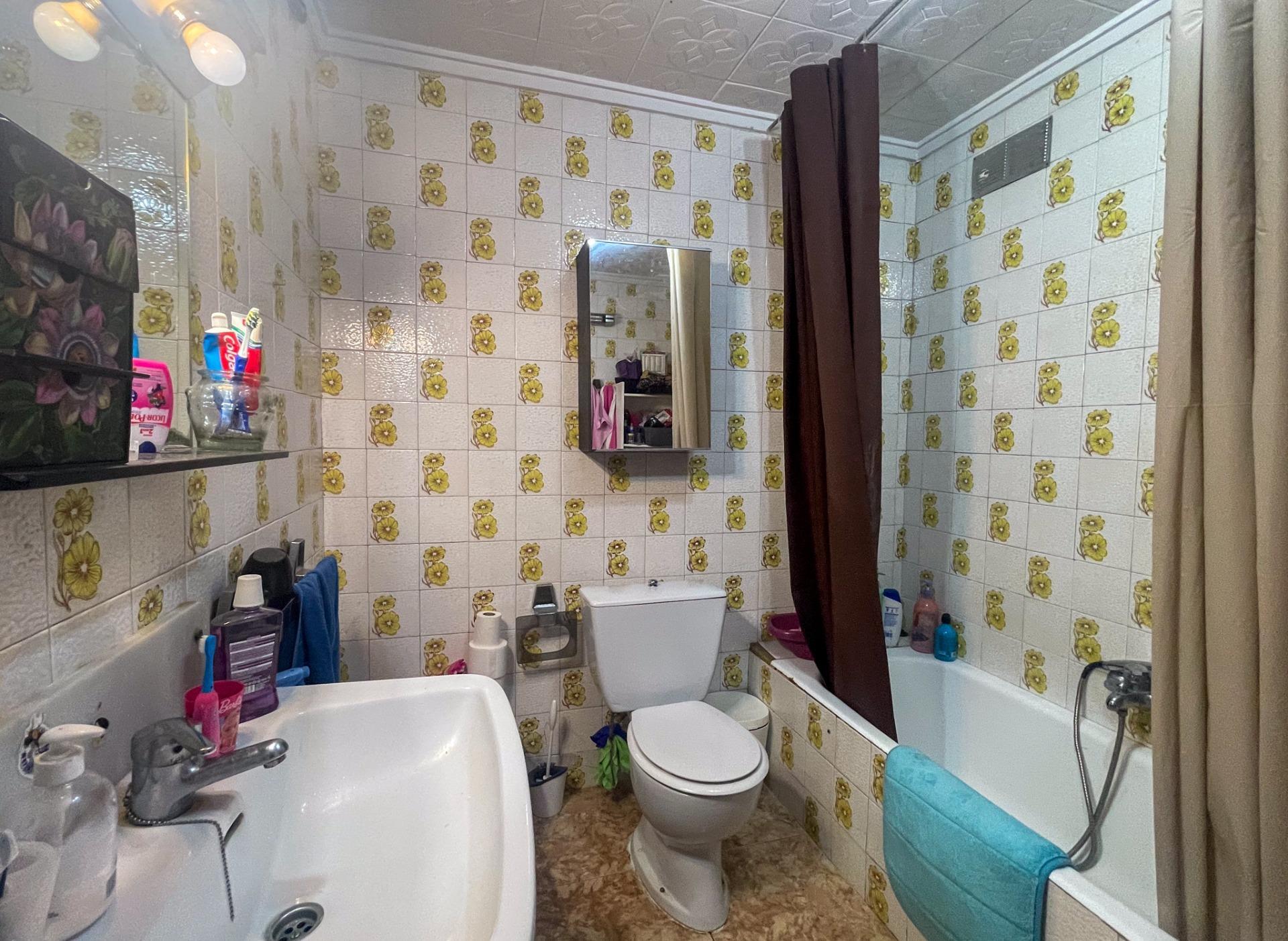 En el corazón de Fuenterrobles, un encantador pueblo rodeado de naturaleza y paz, se encuentra esta gran casa que reúne espacio, comodidad y múltiples posibilidades.