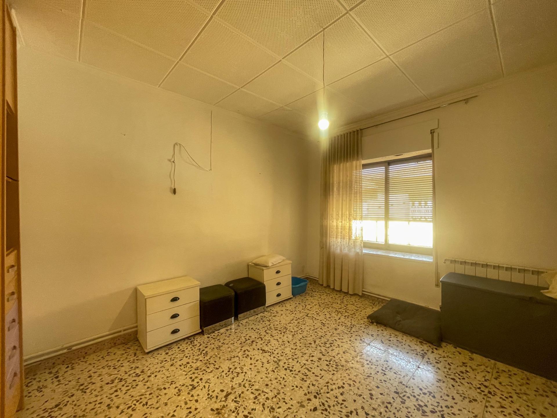 En el corazón de Fuenterrobles, un encantador pueblo rodeado de naturaleza y paz, se encuentra esta gran casa que reúne espacio, comodidad y múltiples posibilidades.