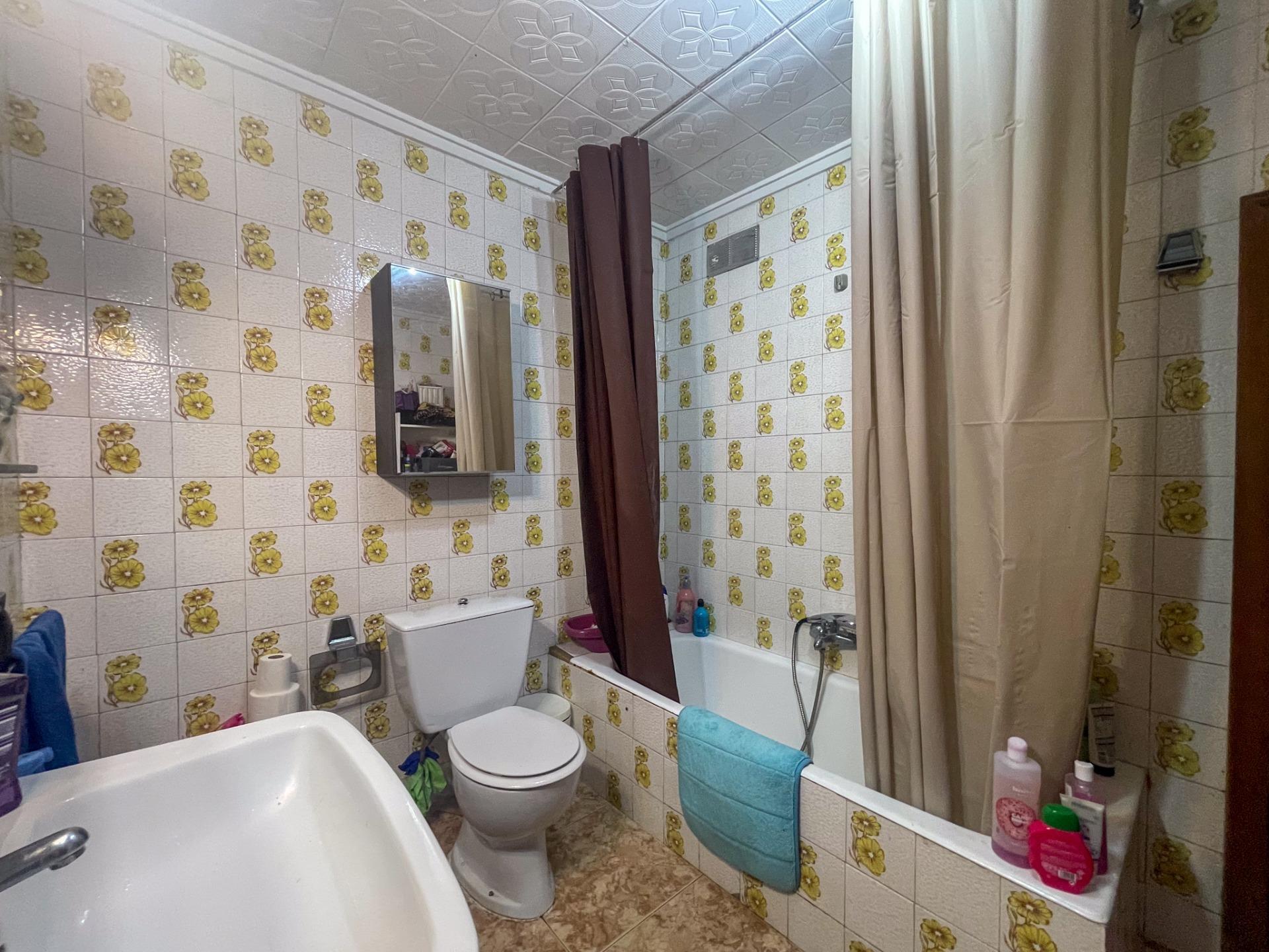 En el corazón de Fuenterrobles, un encantador pueblo rodeado de naturaleza y paz, se encuentra esta gran casa que reúne espacio, comodidad y múltiples posibilidades.