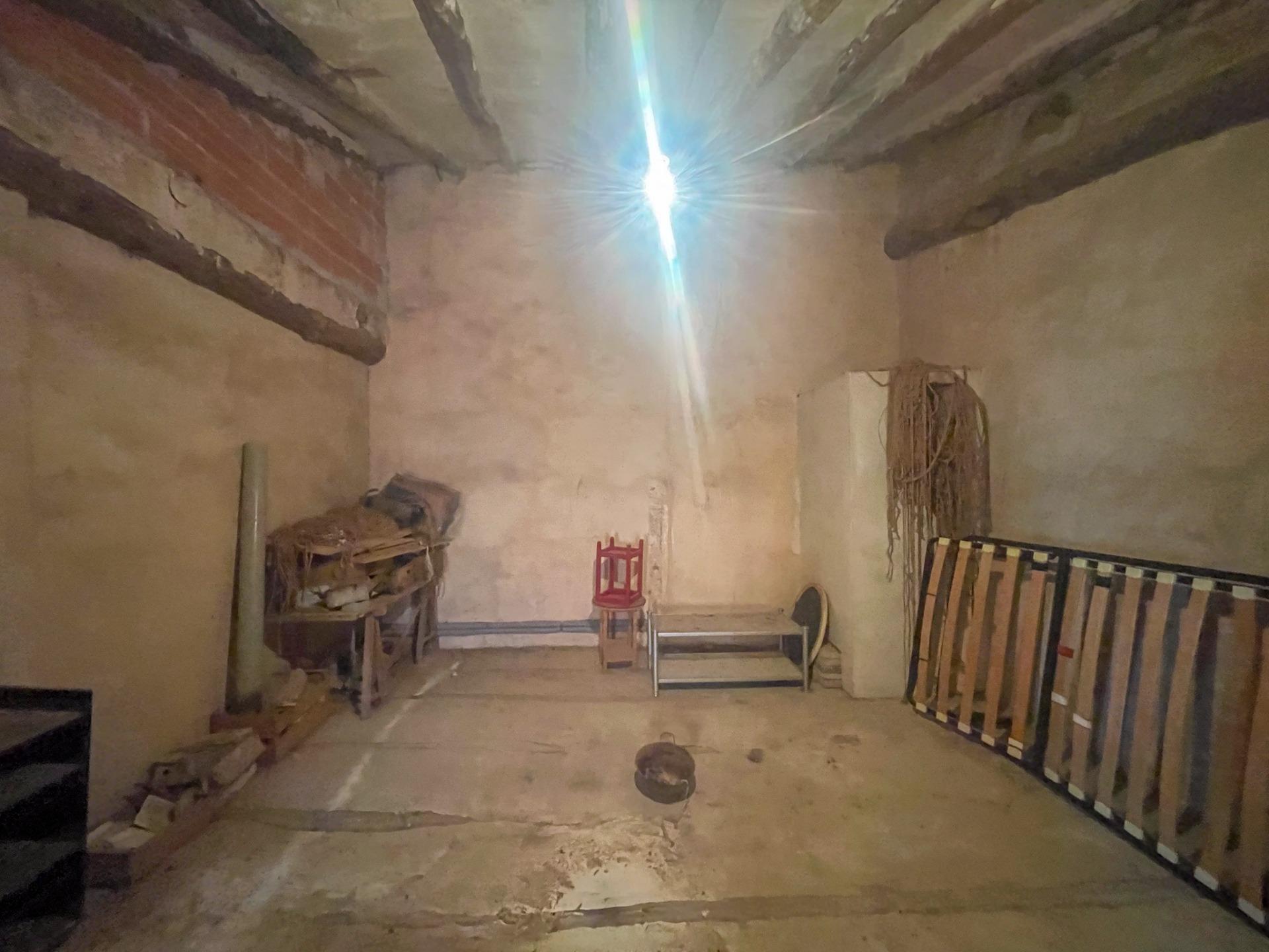 En el corazón de Fuenterrobles, un encantador pueblo rodeado de naturaleza y paz, se encuentra esta gran casa que reúne espacio, comodidad y múltiples posibilidades.