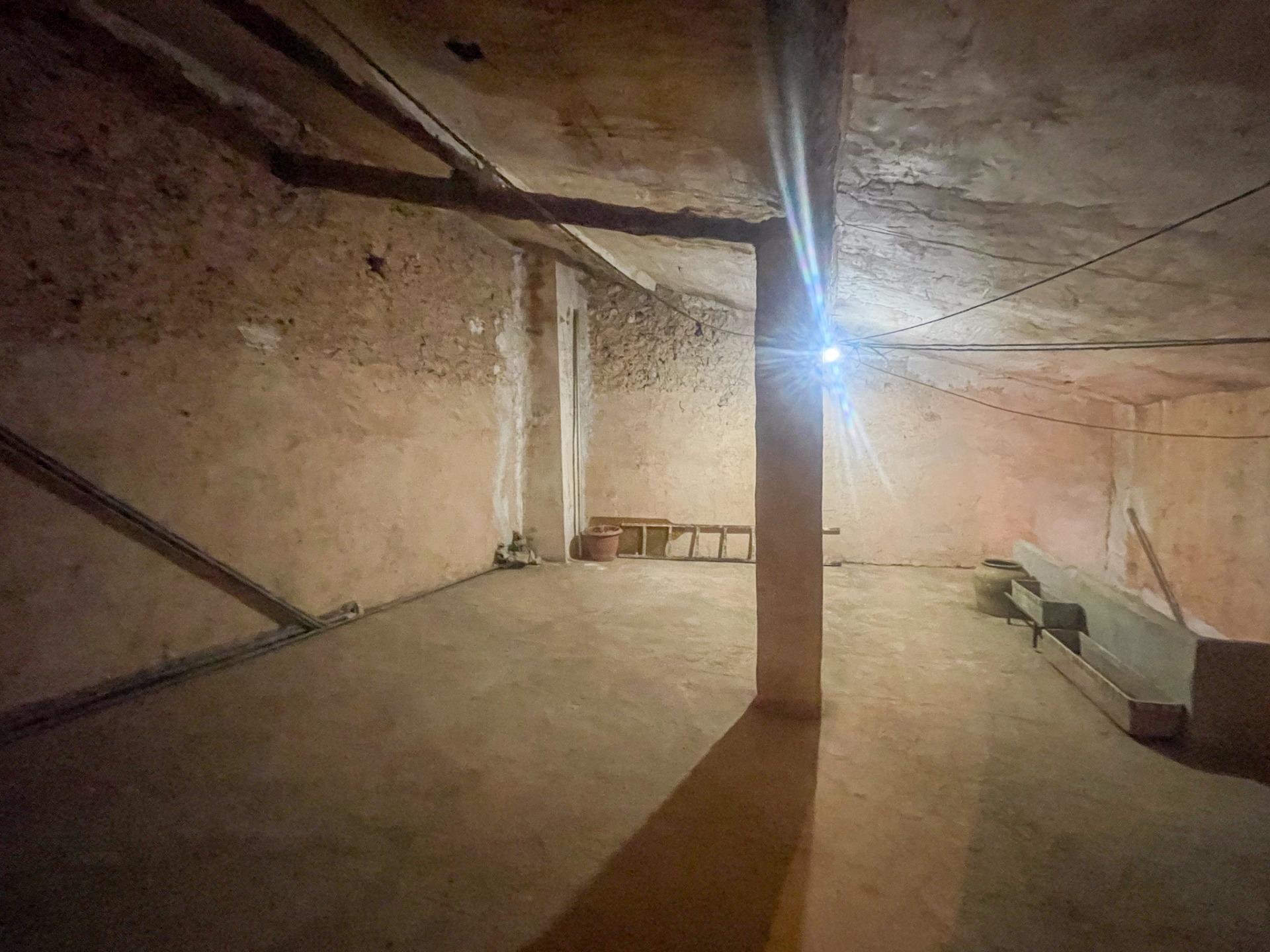 En el corazón de Fuenterrobles, un encantador pueblo rodeado de naturaleza y paz, se encuentra esta gran casa que reúne espacio, comodidad y múltiples posibilidades.