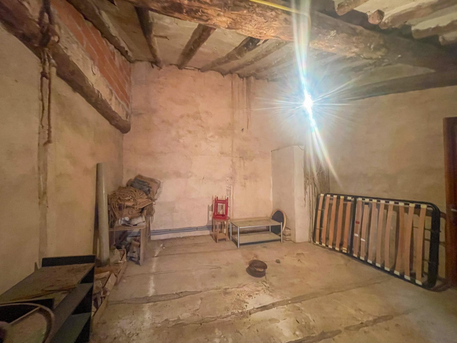 En el corazón de Fuenterrobles, un encantador pueblo rodeado de naturaleza y paz, se encuentra esta gran casa que reúne espacio, comodidad y múltiples posibilidades.