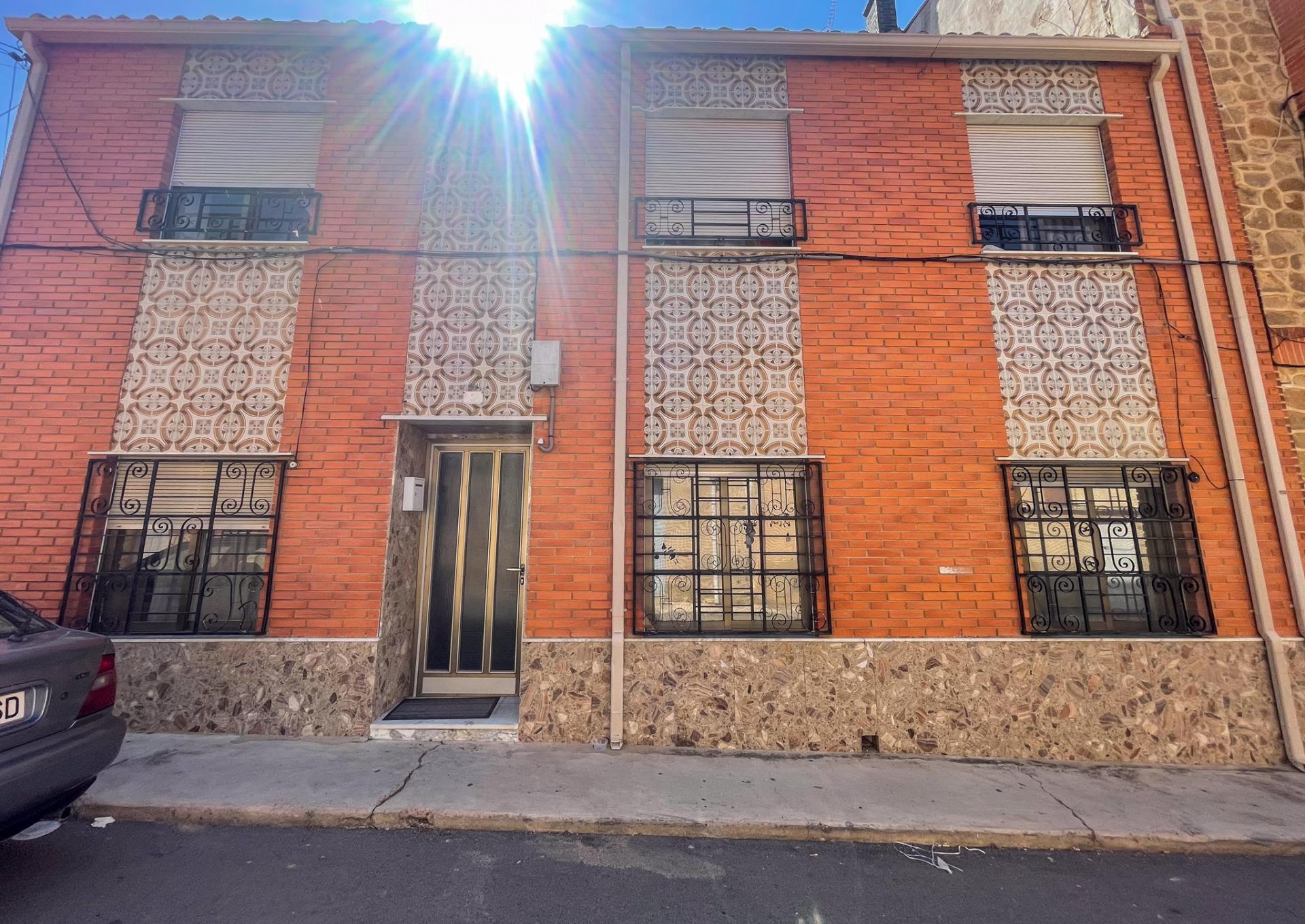 En el corazón de Fuenterrobles, un encantador pueblo rodeado de naturaleza y paz, se encuentra esta gran casa que reúne espacio, comodidad y múltiples posibilidades.