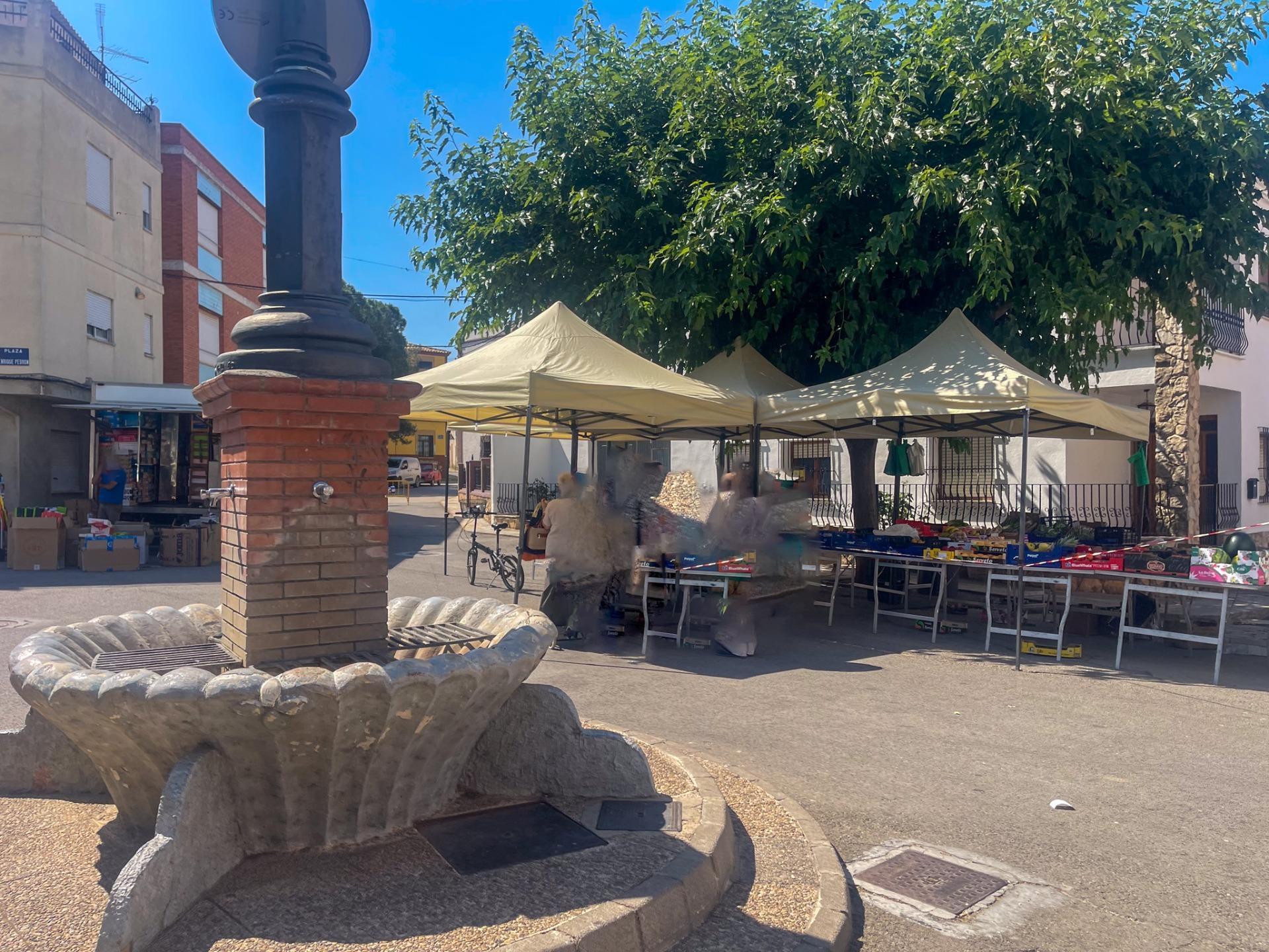 En el corazón de Fuenterrobles, un encantador pueblo rodeado de naturaleza y paz, se encuentra esta gran casa que reúne espacio, comodidad y múltiples posibilidades.