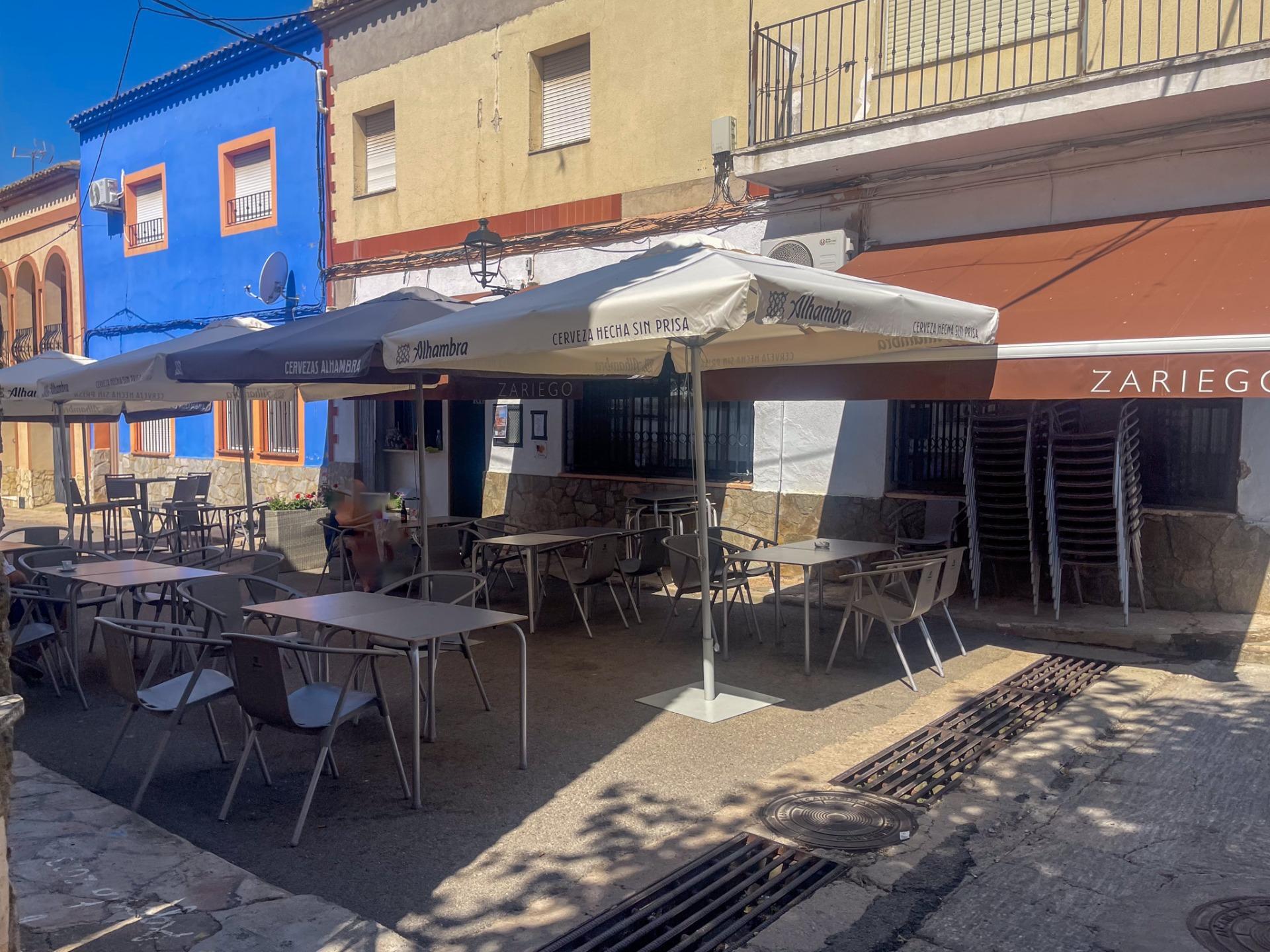 En el corazón de Fuenterrobles, un encantador pueblo rodeado de naturaleza y paz, se encuentra esta gran casa que reúne espacio, comodidad y múltiples posibilidades.