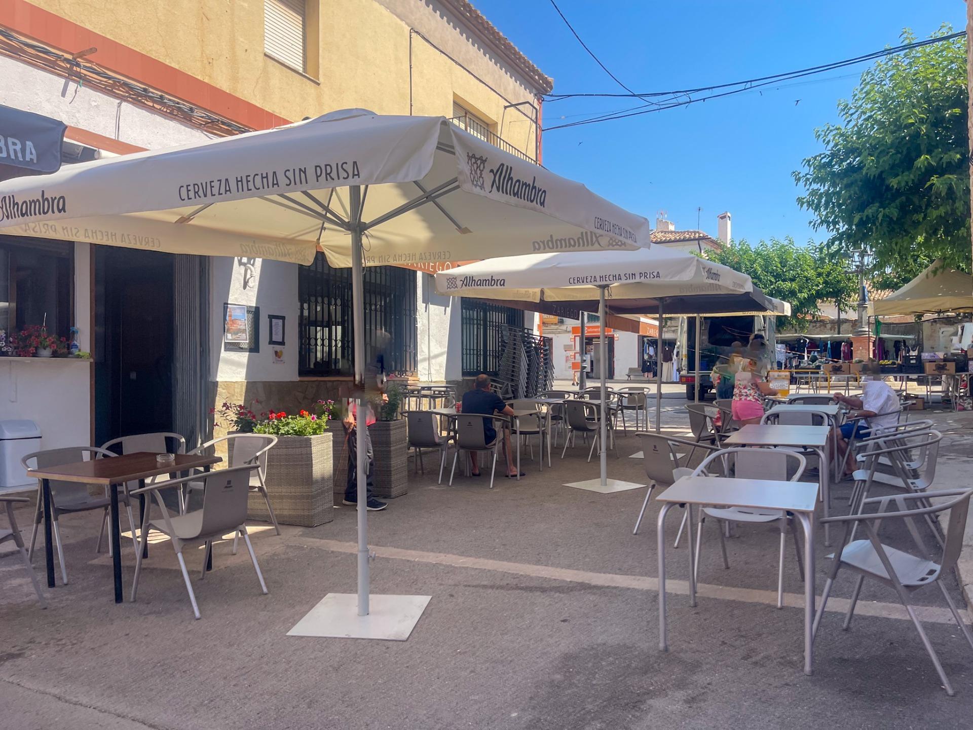 En el corazón de Fuenterrobles, un encantador pueblo rodeado de naturaleza y paz, se encuentra esta gran casa que reúne espacio, comodidad y múltiples posibilidades.