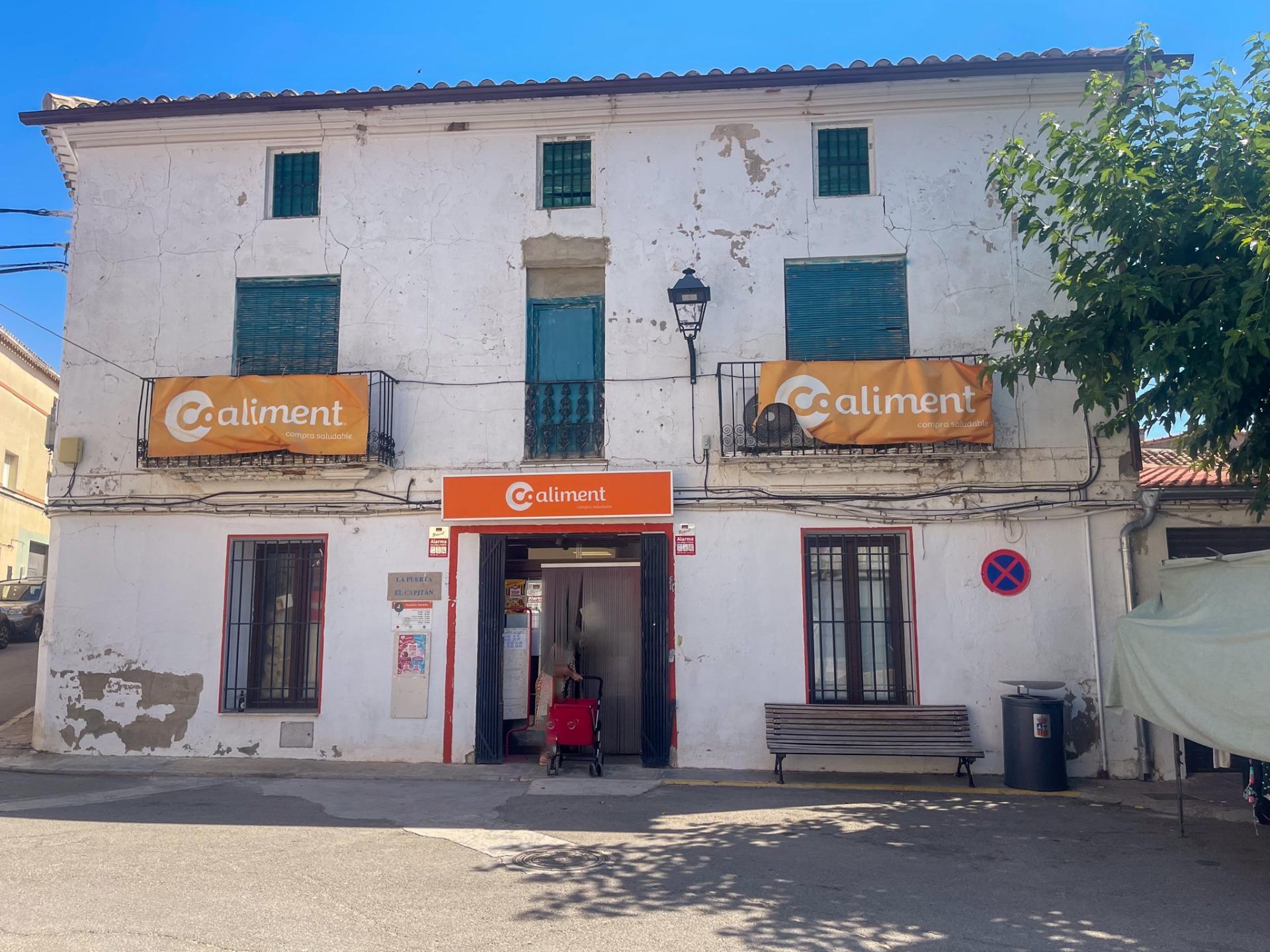En el corazón de Fuenterrobles, un encantador pueblo rodeado de naturaleza y paz, se encuentra esta gran casa que reúne espacio, comodidad y múltiples posibilidades.