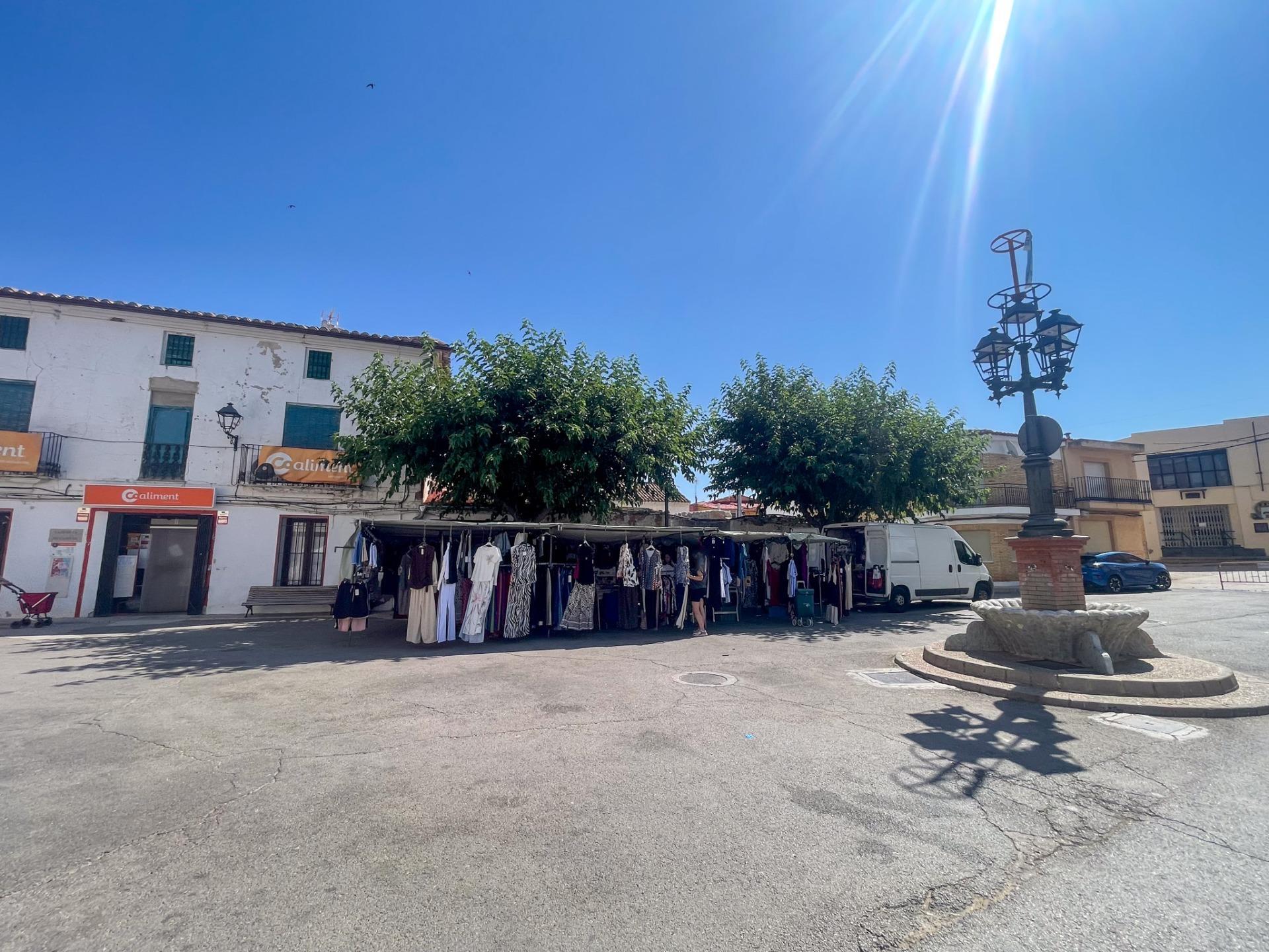 En el corazón de Fuenterrobles, un encantador pueblo rodeado de naturaleza y paz, se encuentra esta gran casa que reúne espacio, comodidad y múltiples posibilidades.