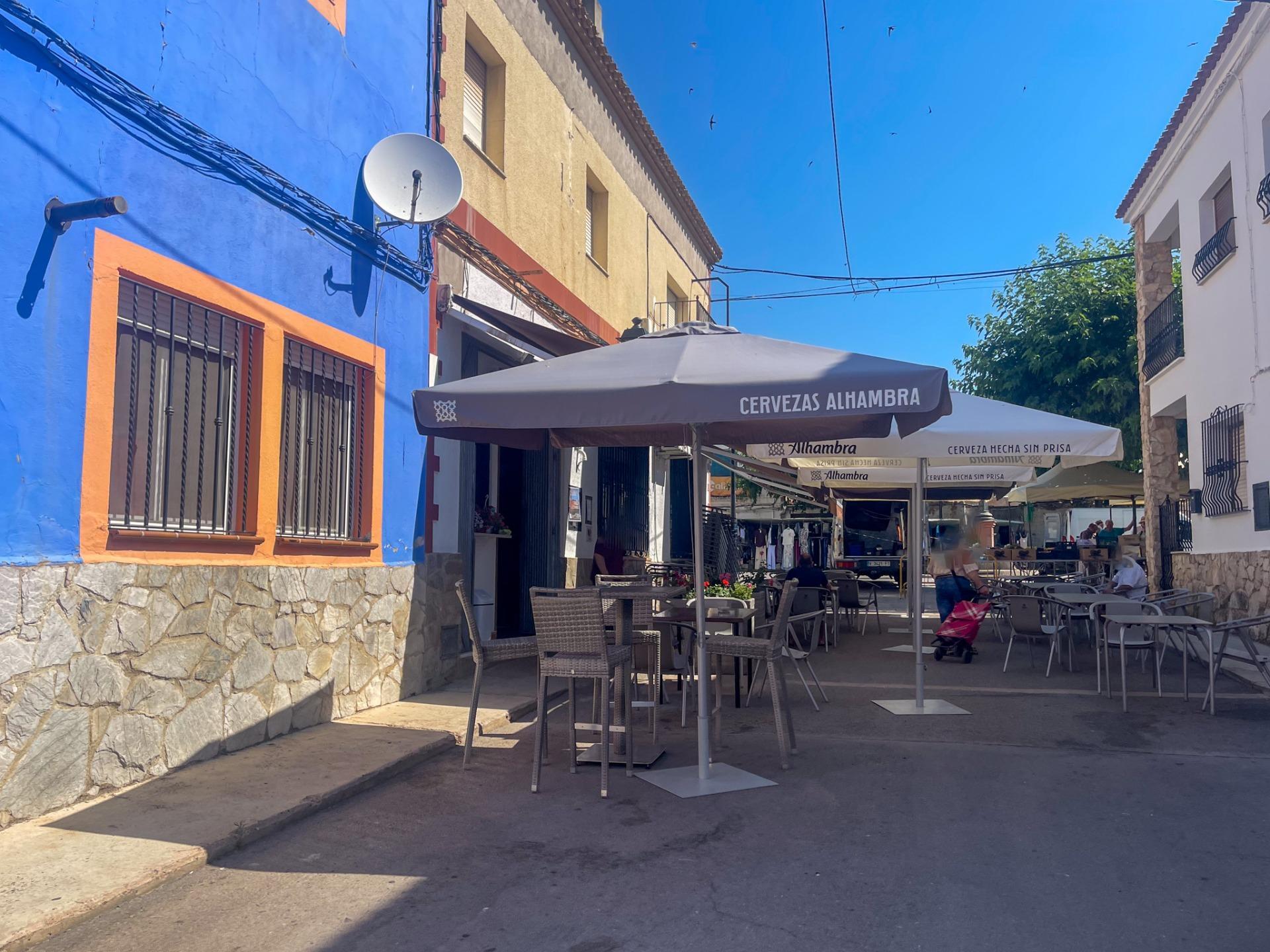 En el corazón de Fuenterrobles, un encantador pueblo rodeado de naturaleza y paz, se encuentra esta gran casa que reúne espacio, comodidad y múltiples posibilidades.