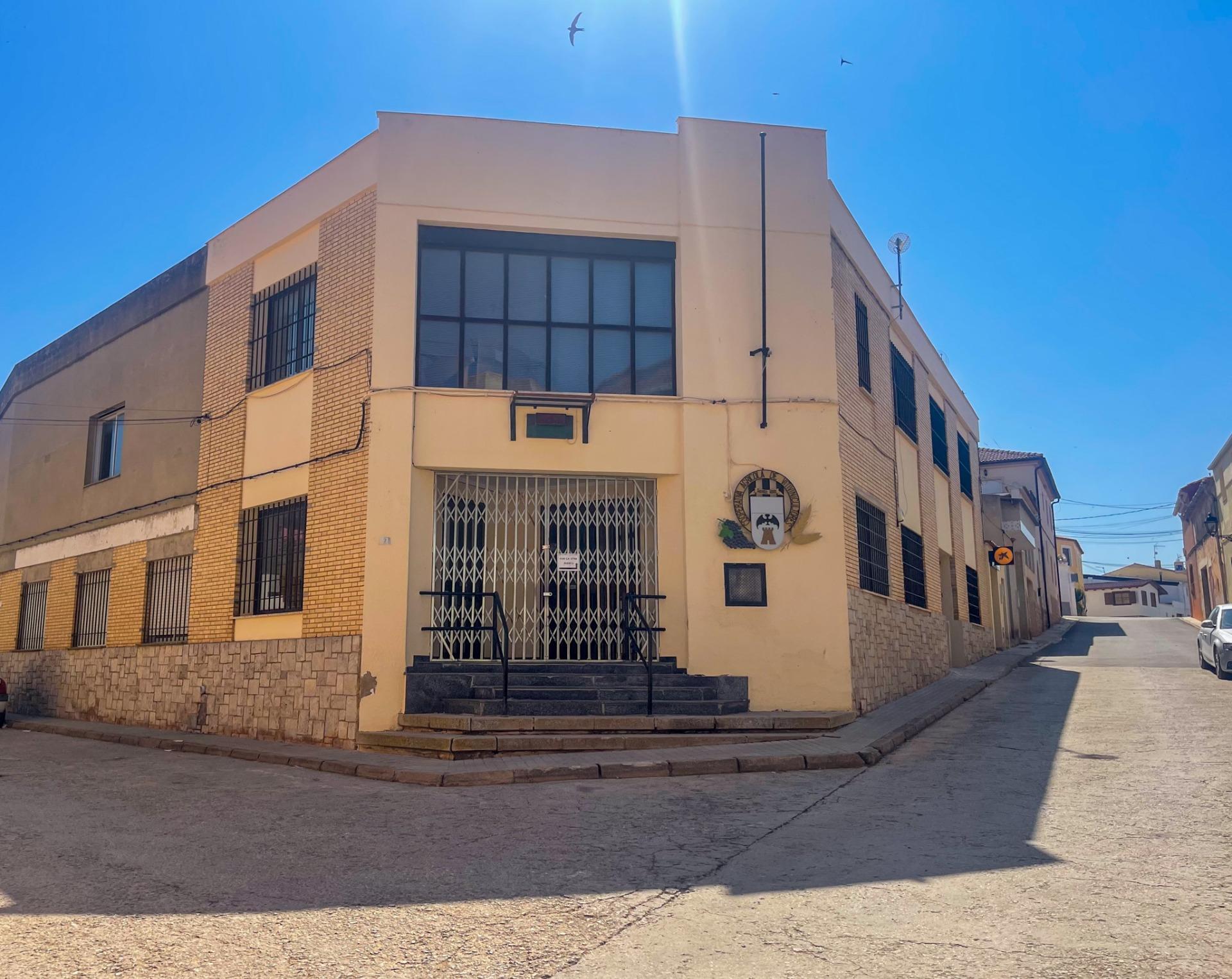 En el corazón de Fuenterrobles, un encantador pueblo rodeado de naturaleza y paz, se encuentra esta gran casa que reúne espacio, comodidad y múltiples posibilidades.