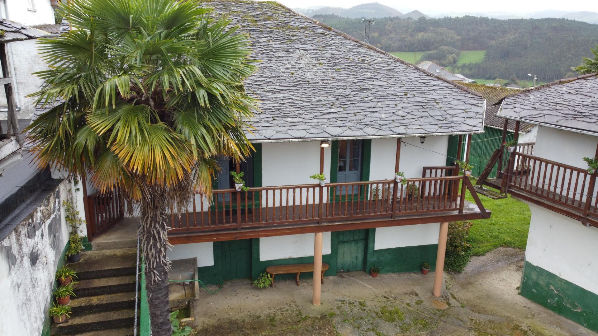 Casa asturiana con encanto y hórreo, a un paso de la costa