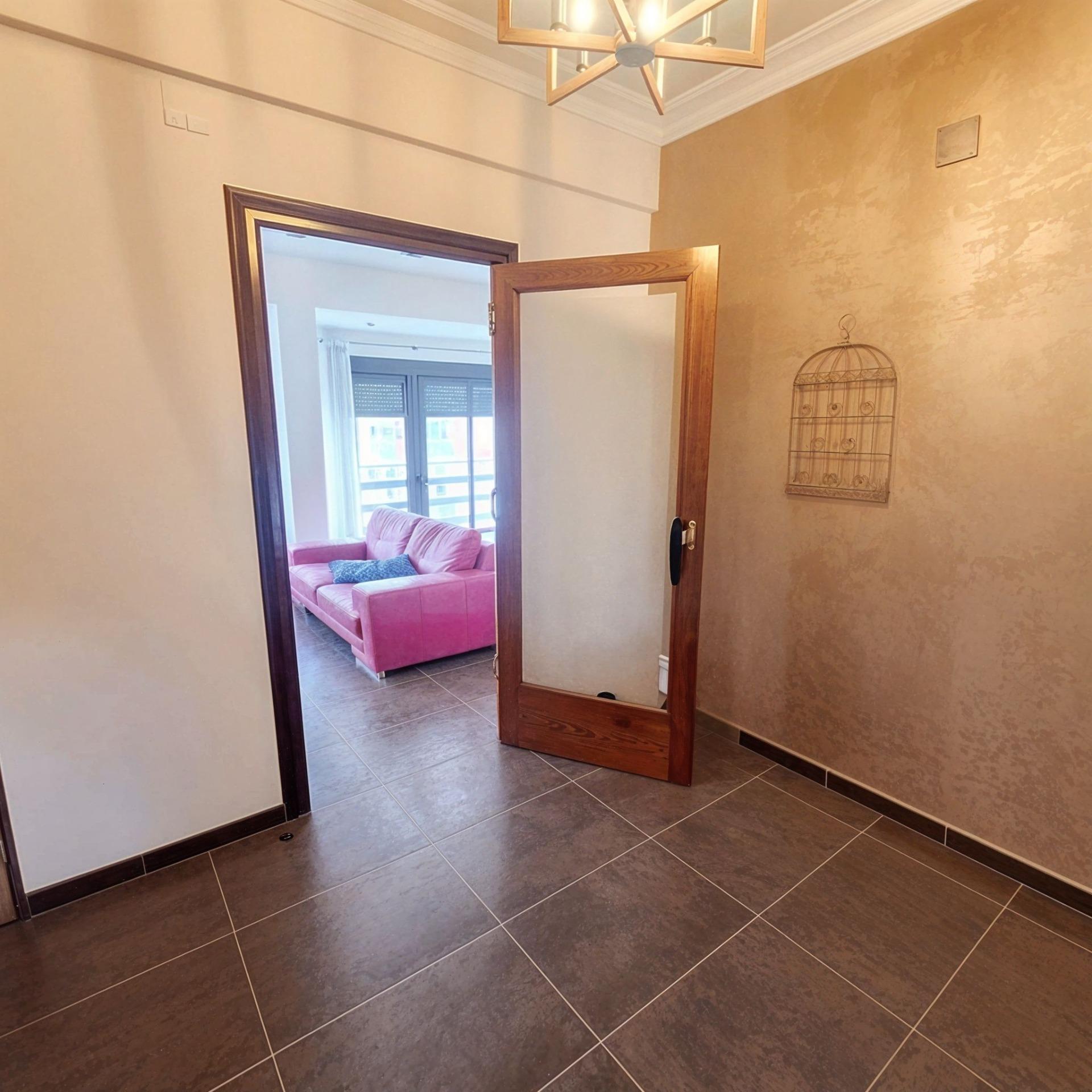 Te presentamos este espacioso piso situado en la Calle Sebastián Diego de Sueca, una zona tranquila y bien comunicada, a solo 15 minutos de la estación de tren.