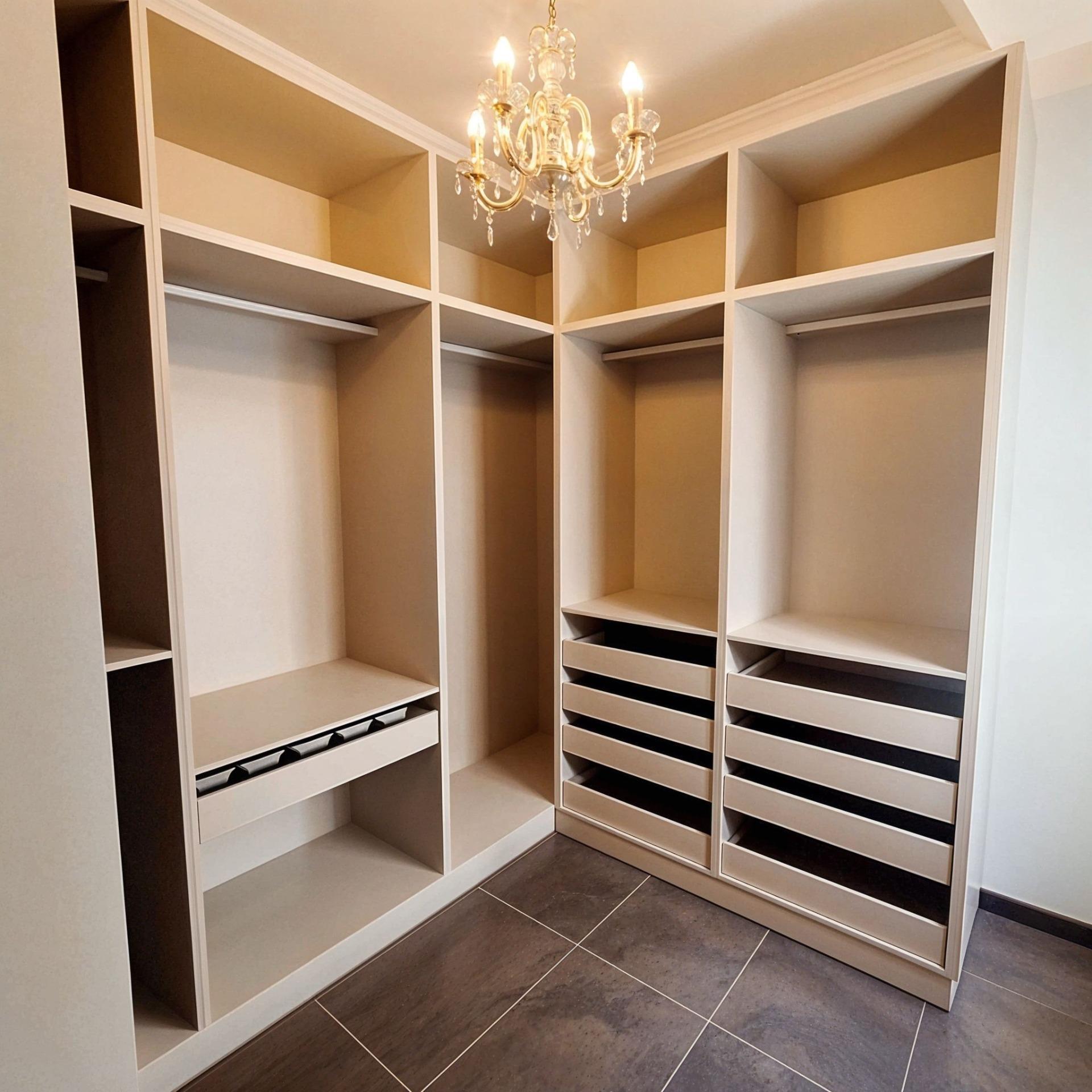 Te presentamos este espacioso piso situado en la Calle Sebastián Diego de Sueca, una zona tranquila y bien comunicada, a solo 15 minutos de la estación de tren.