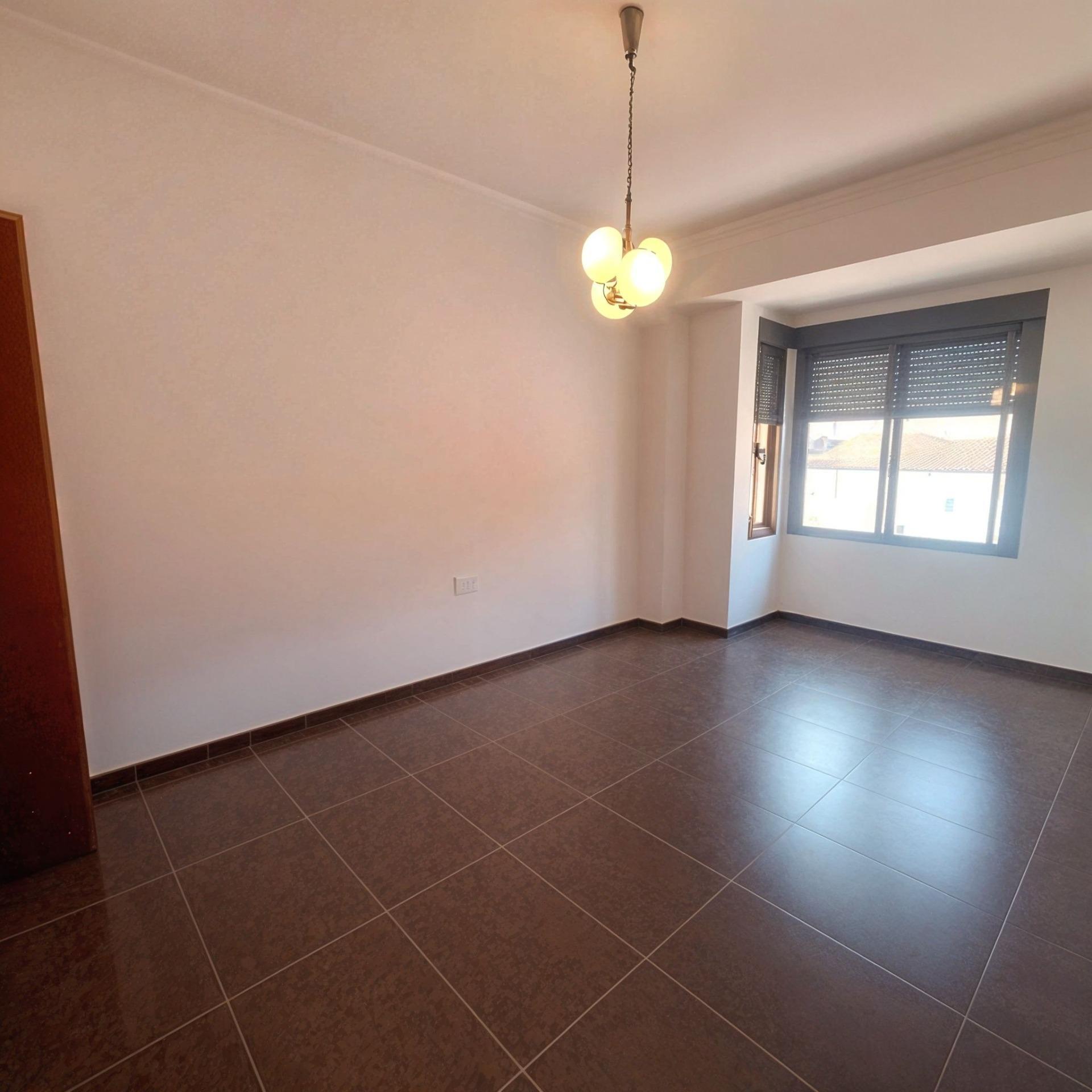 Te presentamos este espacioso piso situado en la Calle Sebastián Diego de Sueca, una zona tranquila y bien comunicada, a solo 15 minutos de la estación de tren.