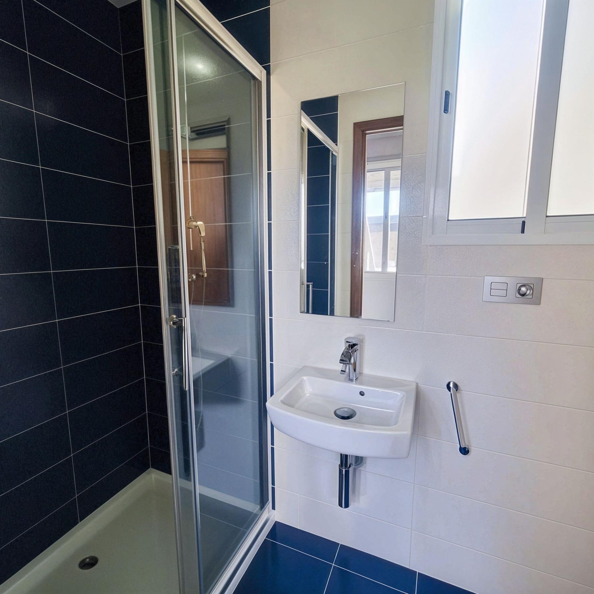 Te presentamos este espacioso piso situado en la Calle Sebastián Diego de Sueca, una zona tranquila y bien comunicada, a solo 15 minutos de la estación de tren.