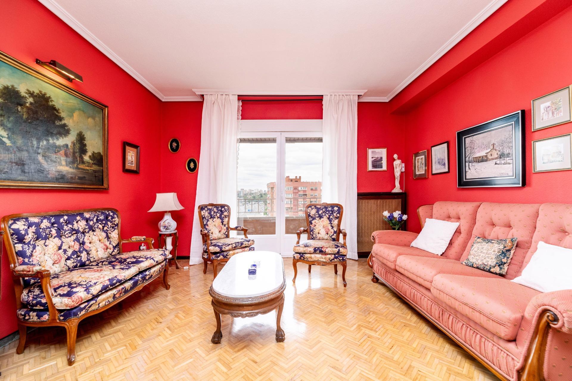 Estupendo piso con 4 dormitorios, 3 baños, terraza, garaje y trastero cerca de la calle Arturo Soria