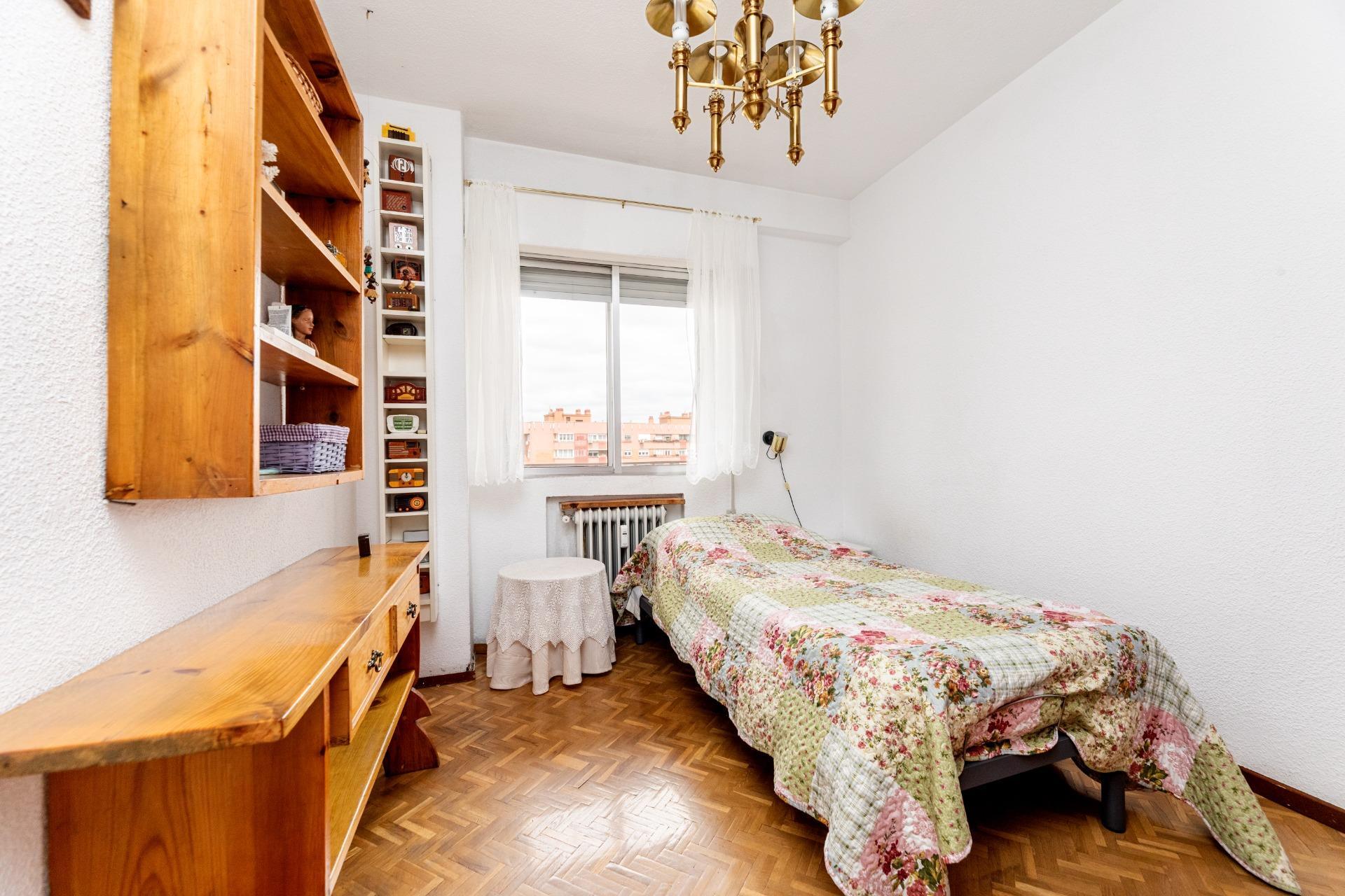 Estupendo piso con 4 dormitorios, 3 baños, terraza, garaje y trastero cerca de la calle Arturo Soria