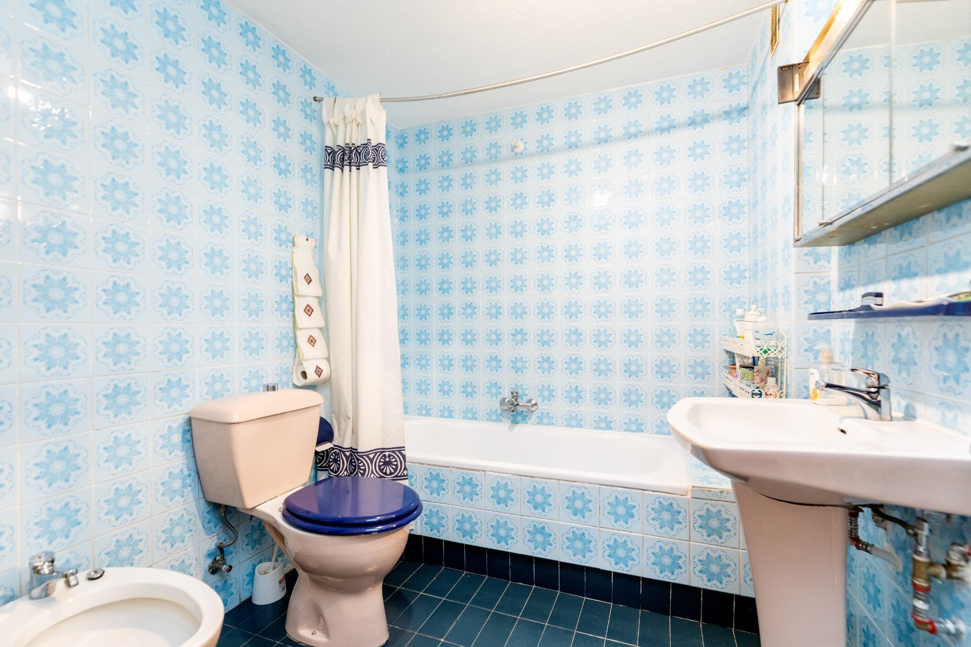 Estupendo piso con 4 dormitorios, 3 baños, terraza, garaje y trastero cerca de la calle Arturo Soria