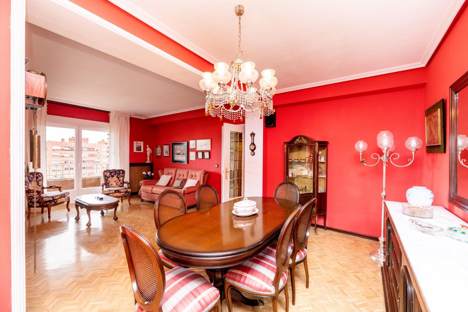 Estupendo piso con 4 dormitorios, 3 baños, terraza, garaje y trastero cerca de la calle Arturo Soria