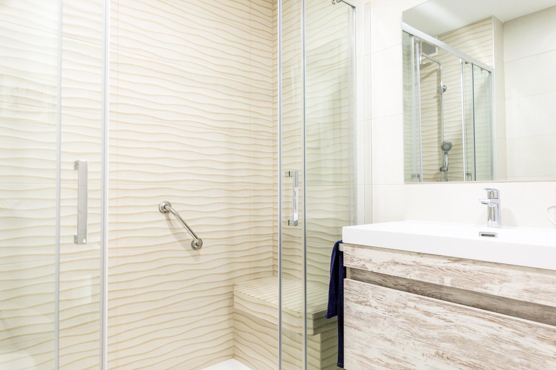 Estupendo piso con 4 dormitorios, 3 baños, terraza, garaje y trastero cerca de la calle Arturo Soria