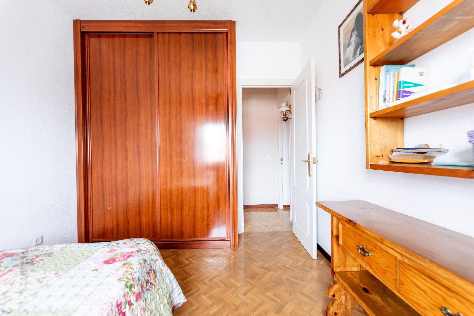 Estupendo piso con 4 dormitorios, 3 baños, terraza, garaje y trastero cerca de la calle Arturo Soria