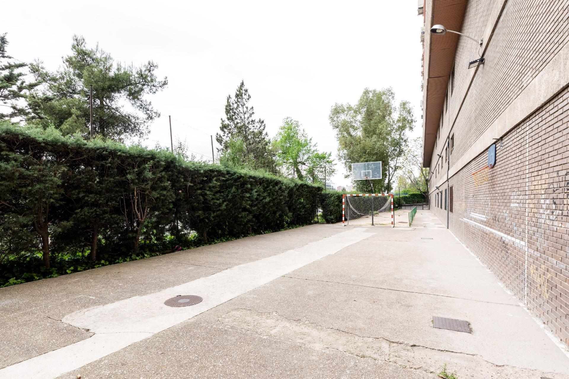 Estupendo piso con 4 dormitorios, 3 baños, terraza, garaje y trastero cerca de la calle Arturo Soria