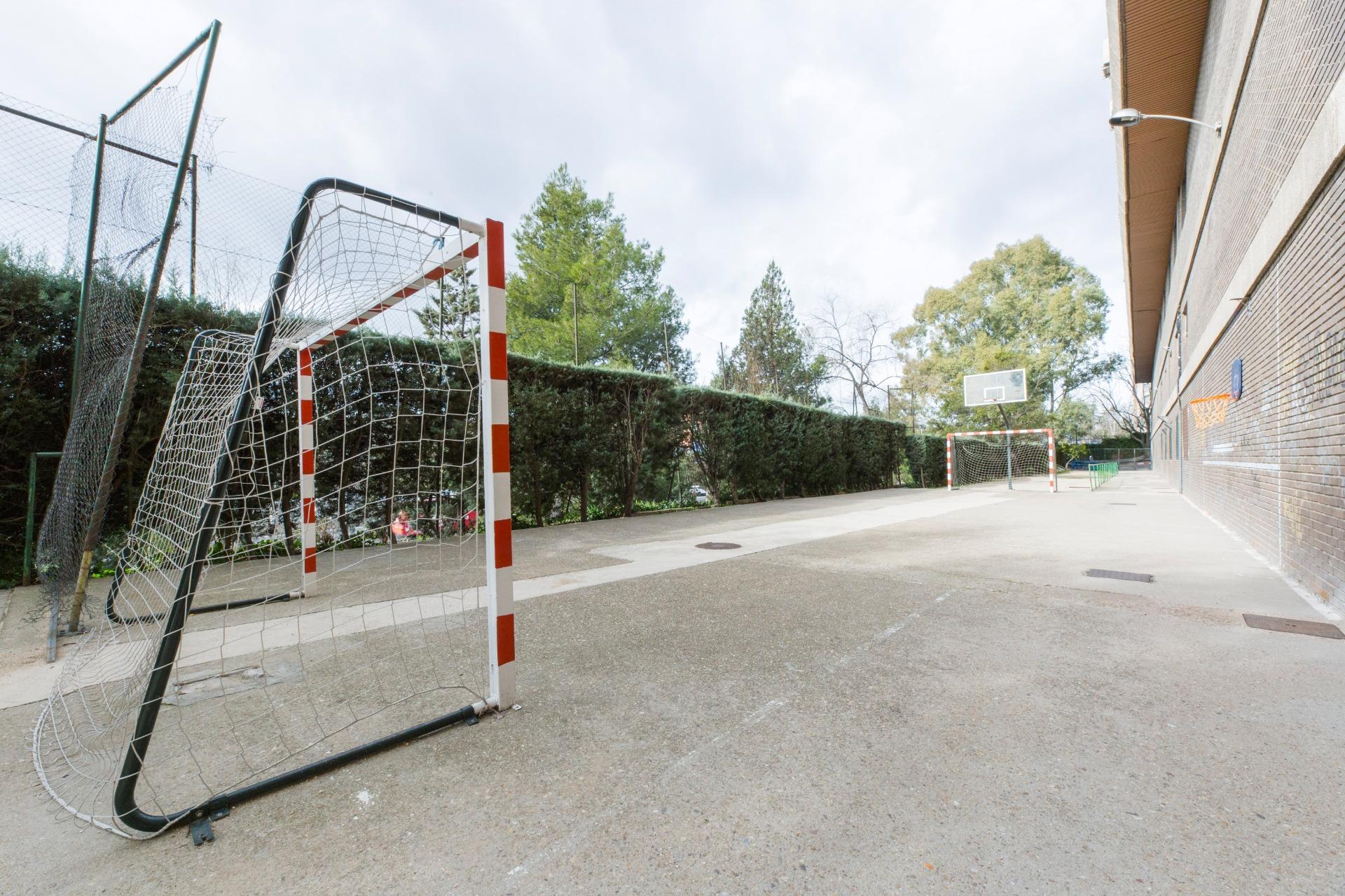 Estupendo piso con 4 dormitorios, 3 baños, terraza, garaje y trastero cerca de la calle Arturo Soria