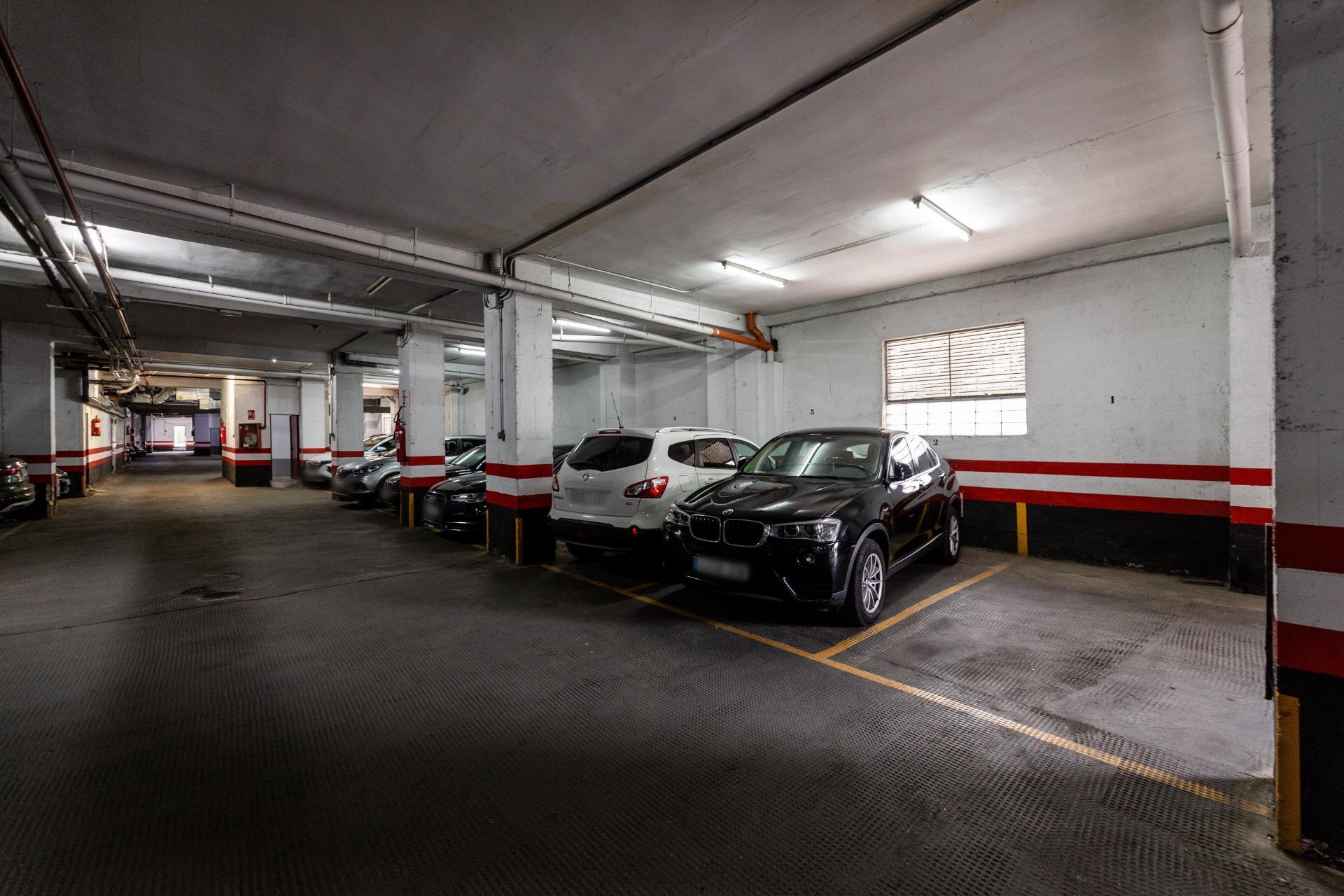 Estupendo piso con 4 dormitorios, 3 baños, terraza, garaje y trastero cerca de la calle Arturo Soria