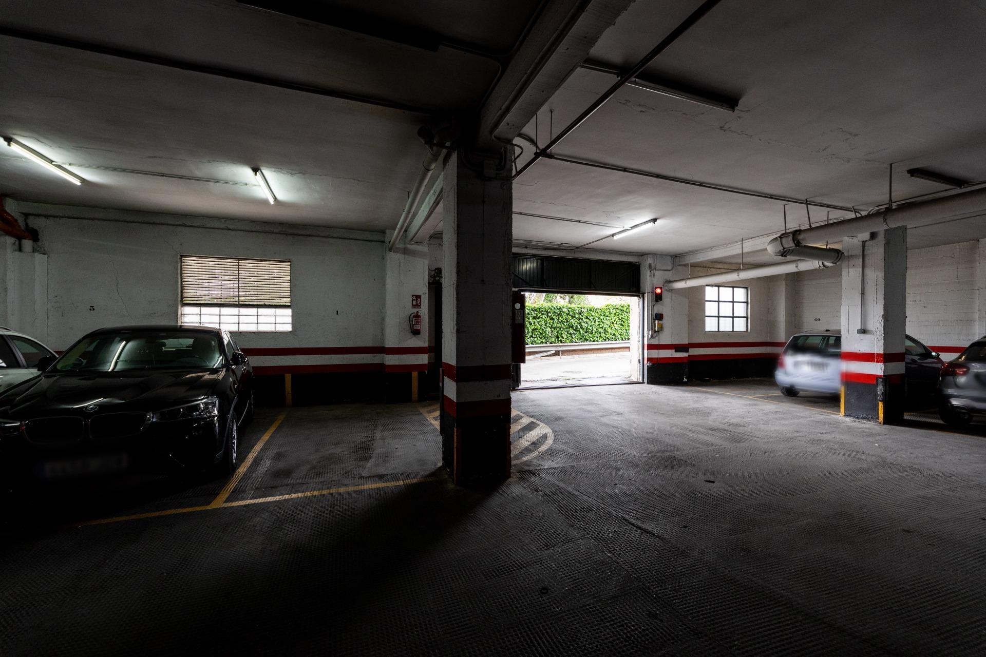 Estupendo piso con 4 dormitorios, 3 baños, terraza, garaje y trastero cerca de la calle Arturo Soria