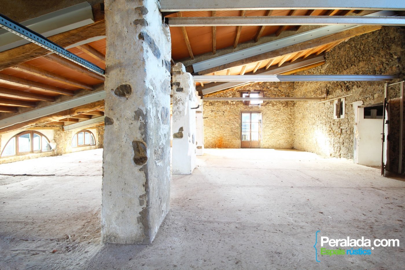 Imponente y robusta Masía más anexo, pajar, corrales y otras edificaciones en la Alta Garrotxa