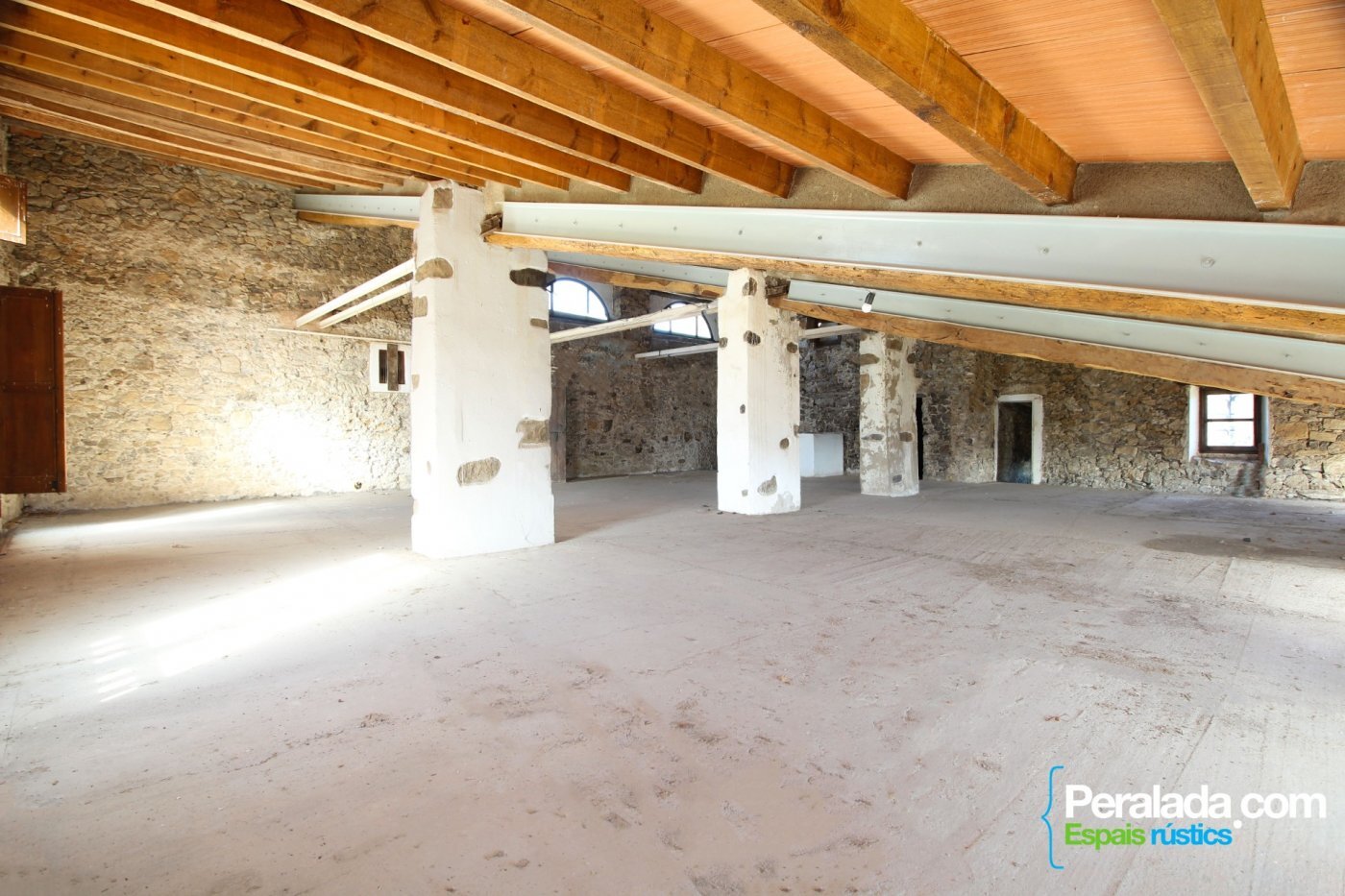 Imponente y robusta Masía más anexo, pajar, corrales y otras edificaciones en la Alta Garrotxa