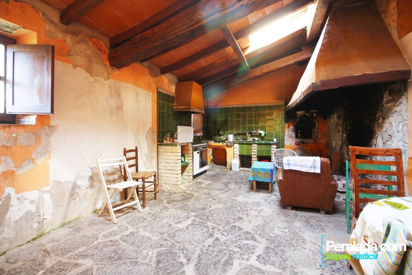 Imponente y robusta Masía más anexo, pajar, corrales y otras edificaciones en la Alta Garrotxa