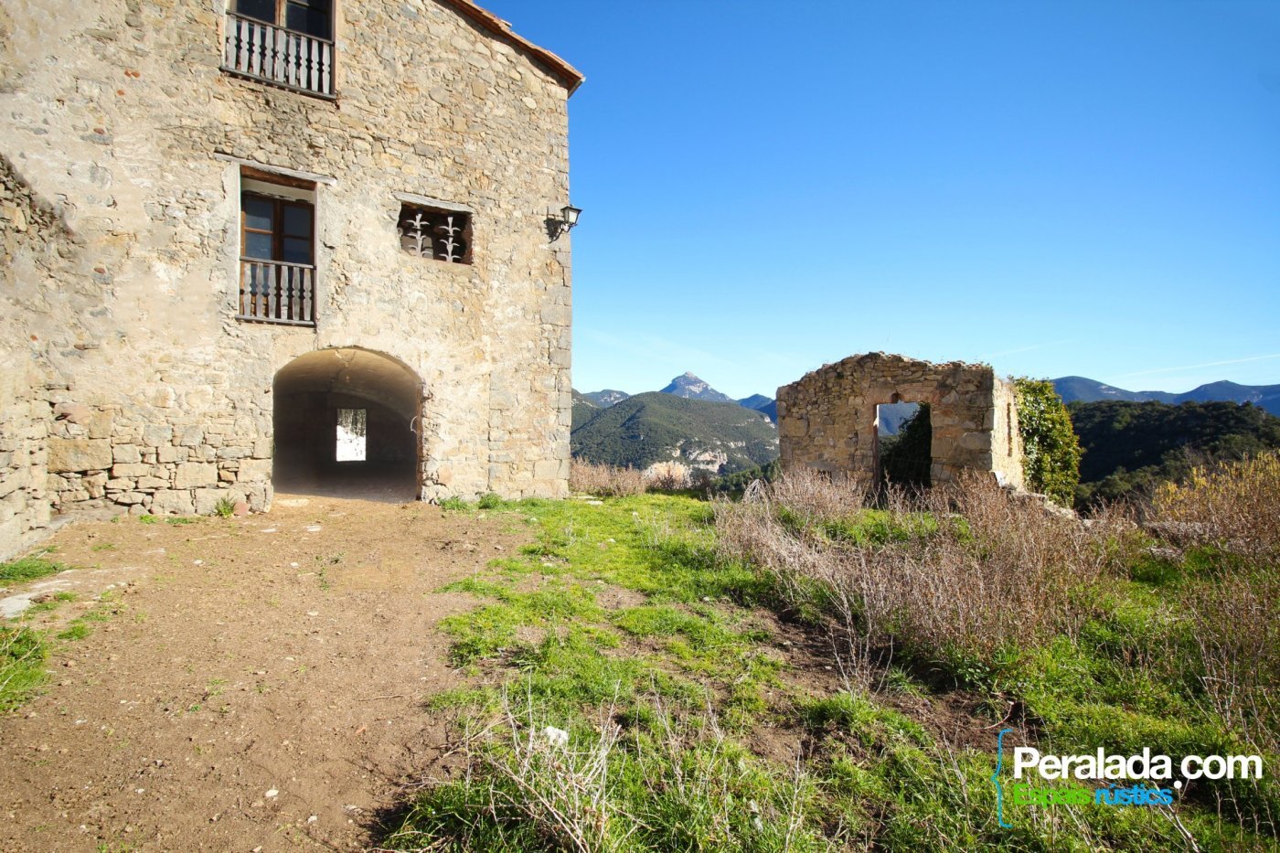 Imponente y robusta Masía más anexo, pajar, corrales y otras edificaciones en la Alta Garrotxa