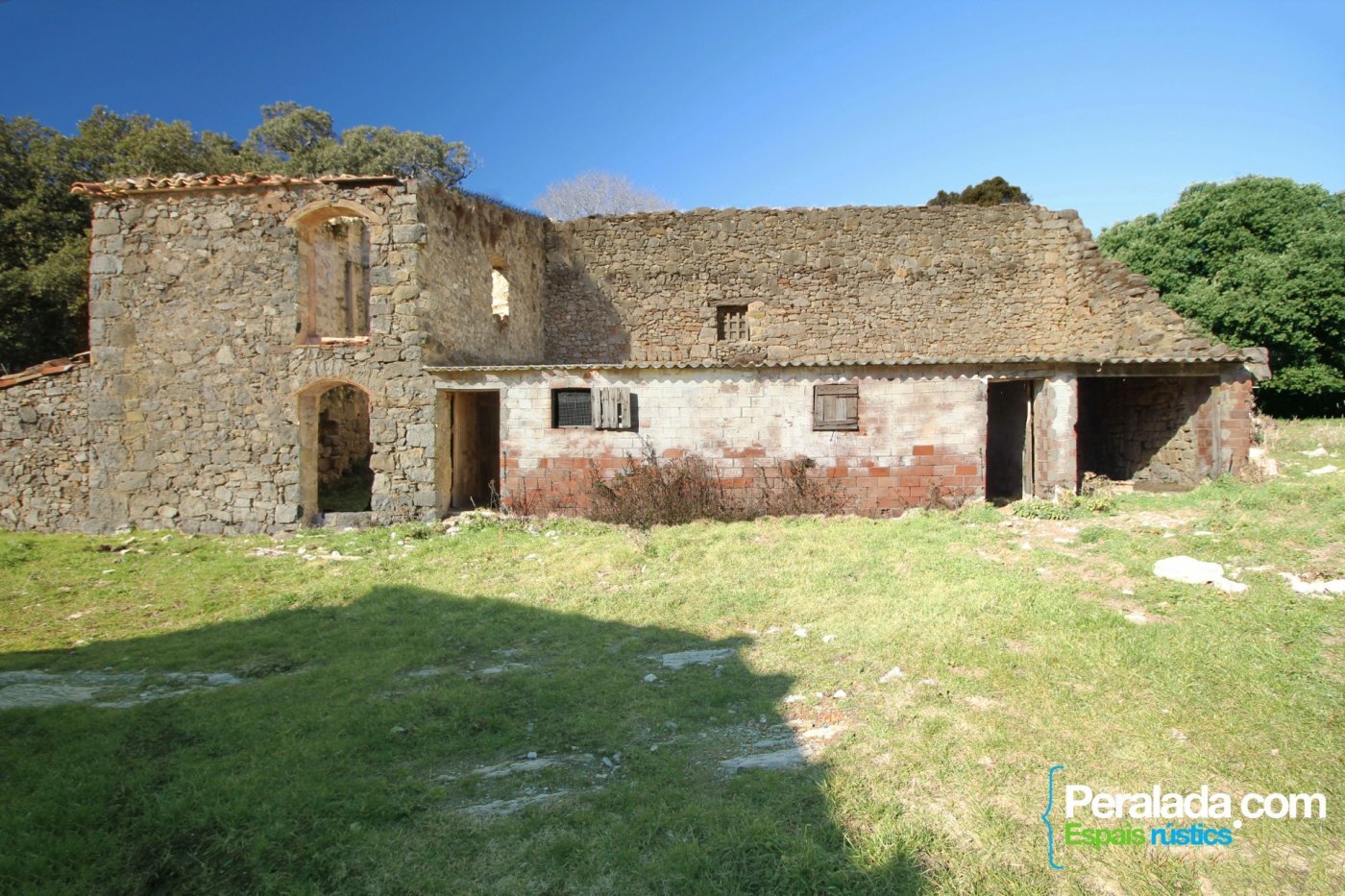 Imponente y robusta Masía más anexo, pajar, corrales y otras edificaciones en la Alta Garrotxa