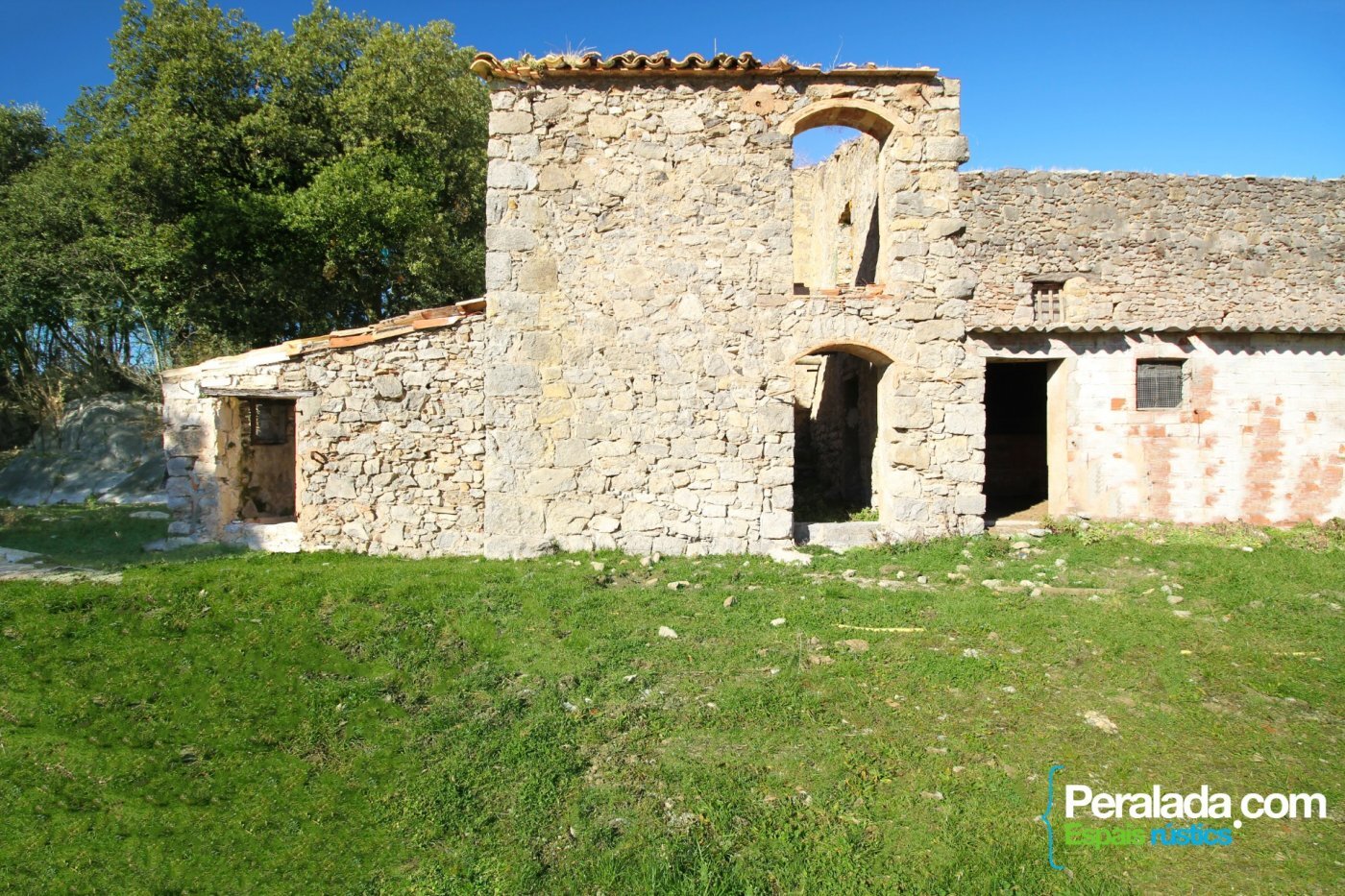 Imponente y robusta Masía más anexo, pajar, corrales y otras edificaciones en la Alta Garrotxa