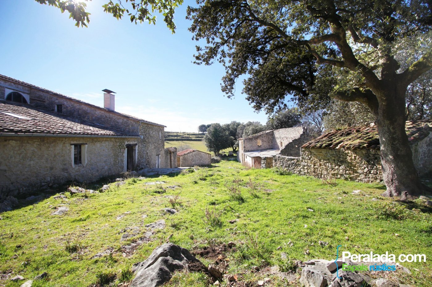 Imponente y robusta Masía más anexo, pajar, corrales y otras edificaciones en la Alta Garrotxa