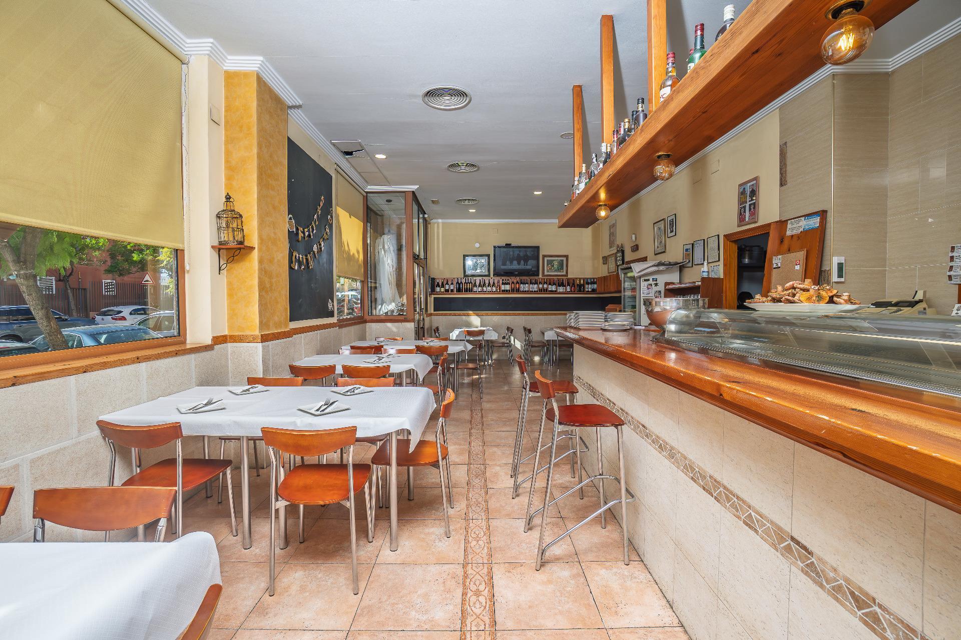 ¡Gran Oportunidad! Bar Restaurante en el Corazón de PAU 2