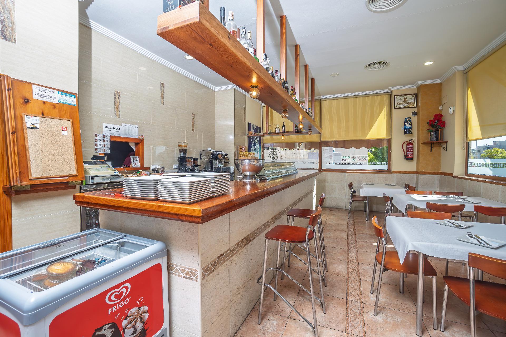 ¡Gran Oportunidad! Bar Restaurante en el Corazón de PAU 2