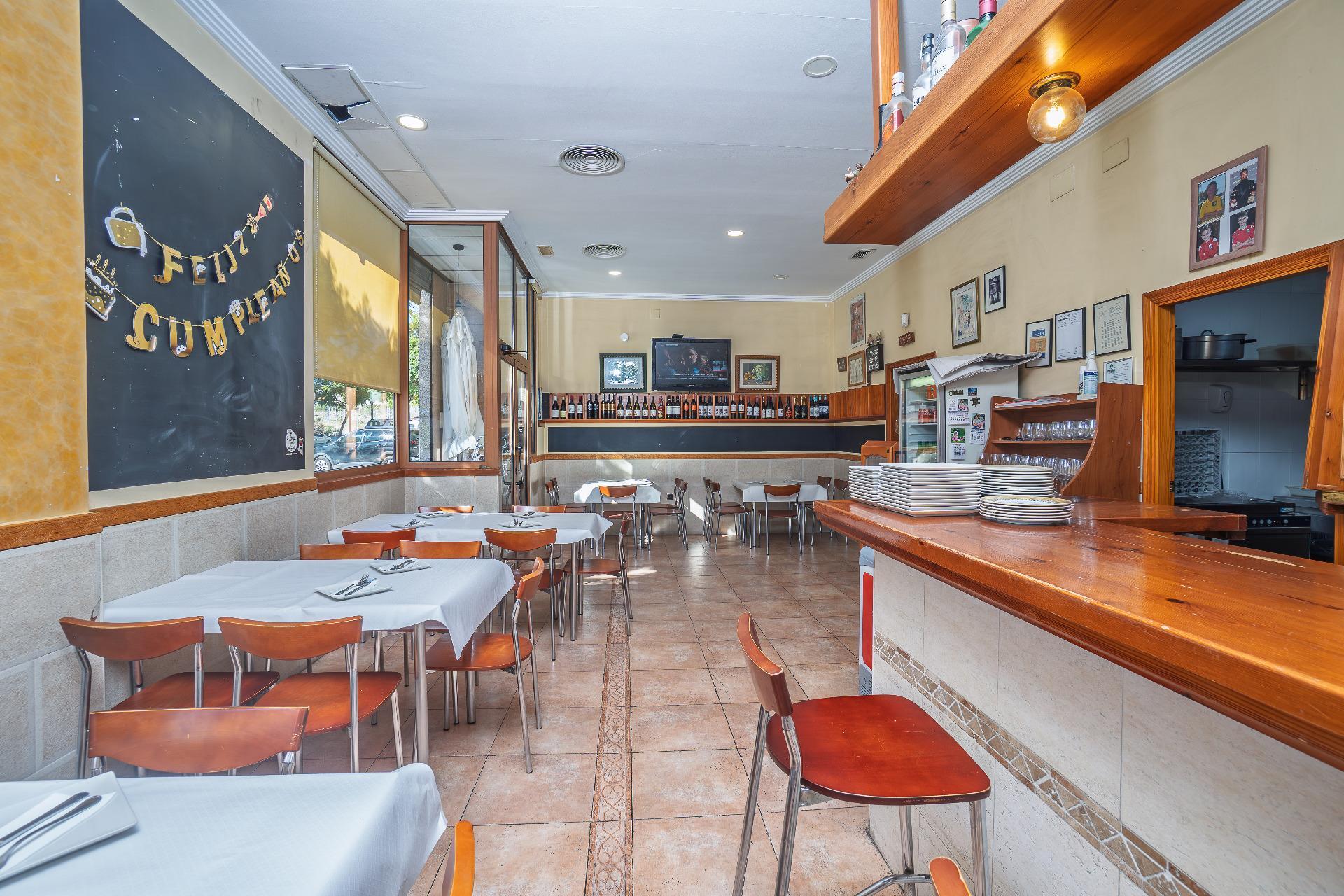 ¡Gran Oportunidad! Bar Restaurante en el Corazón de PAU 2