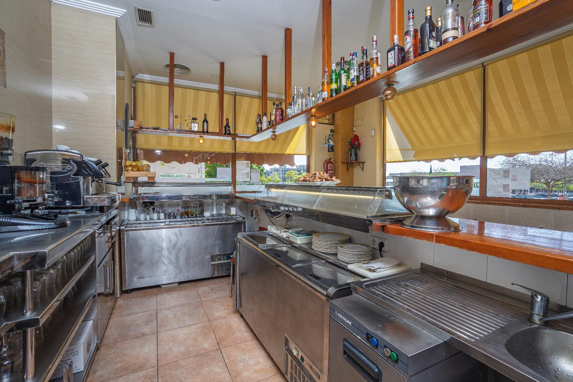 ¡Gran Oportunidad! Bar Restaurante en el Corazón de PAU 2