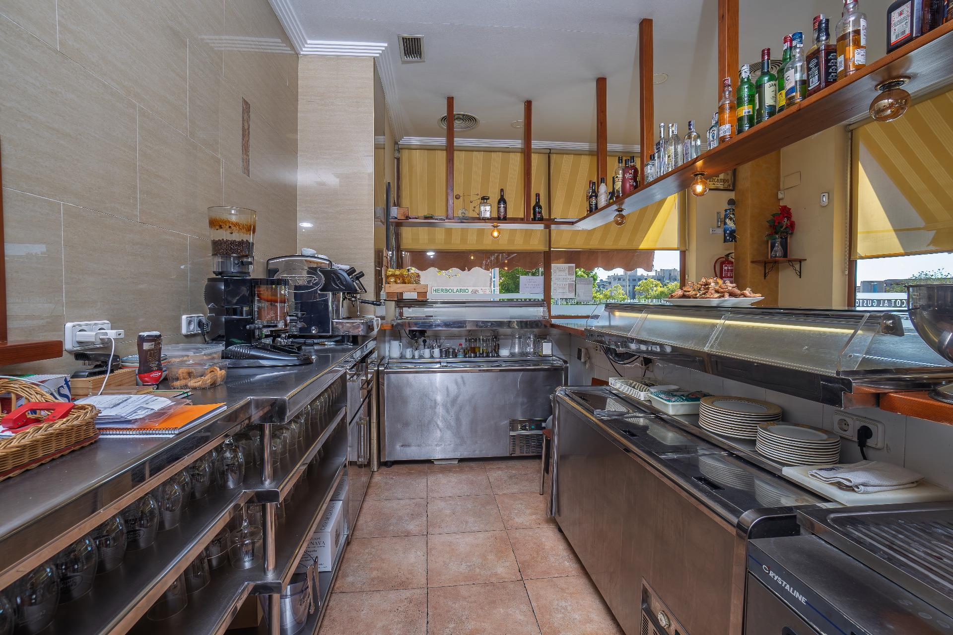 ¡Gran Oportunidad! Bar Restaurante en el Corazón de PAU 2