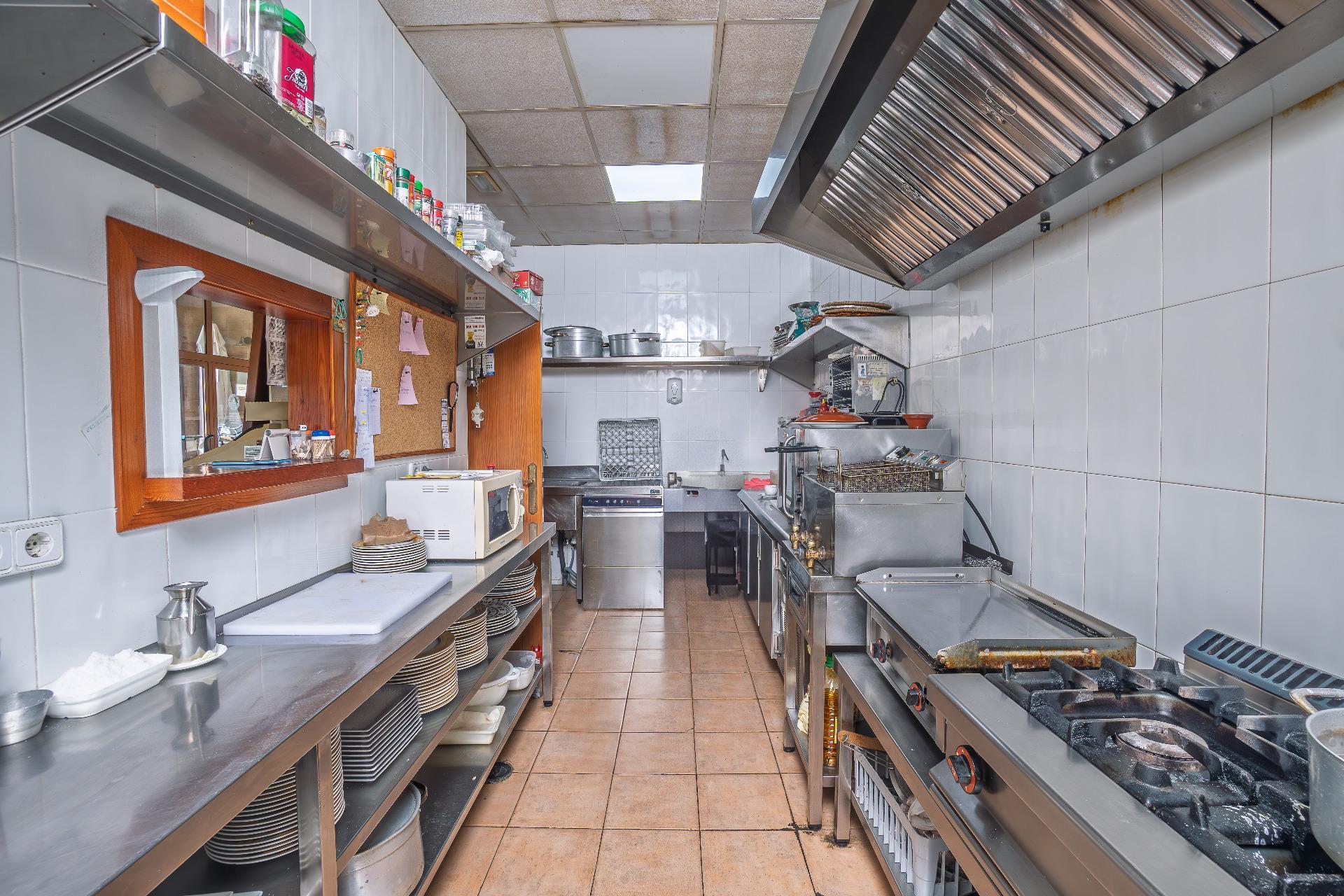 ¡Gran Oportunidad! Bar Restaurante en el Corazón de PAU 2