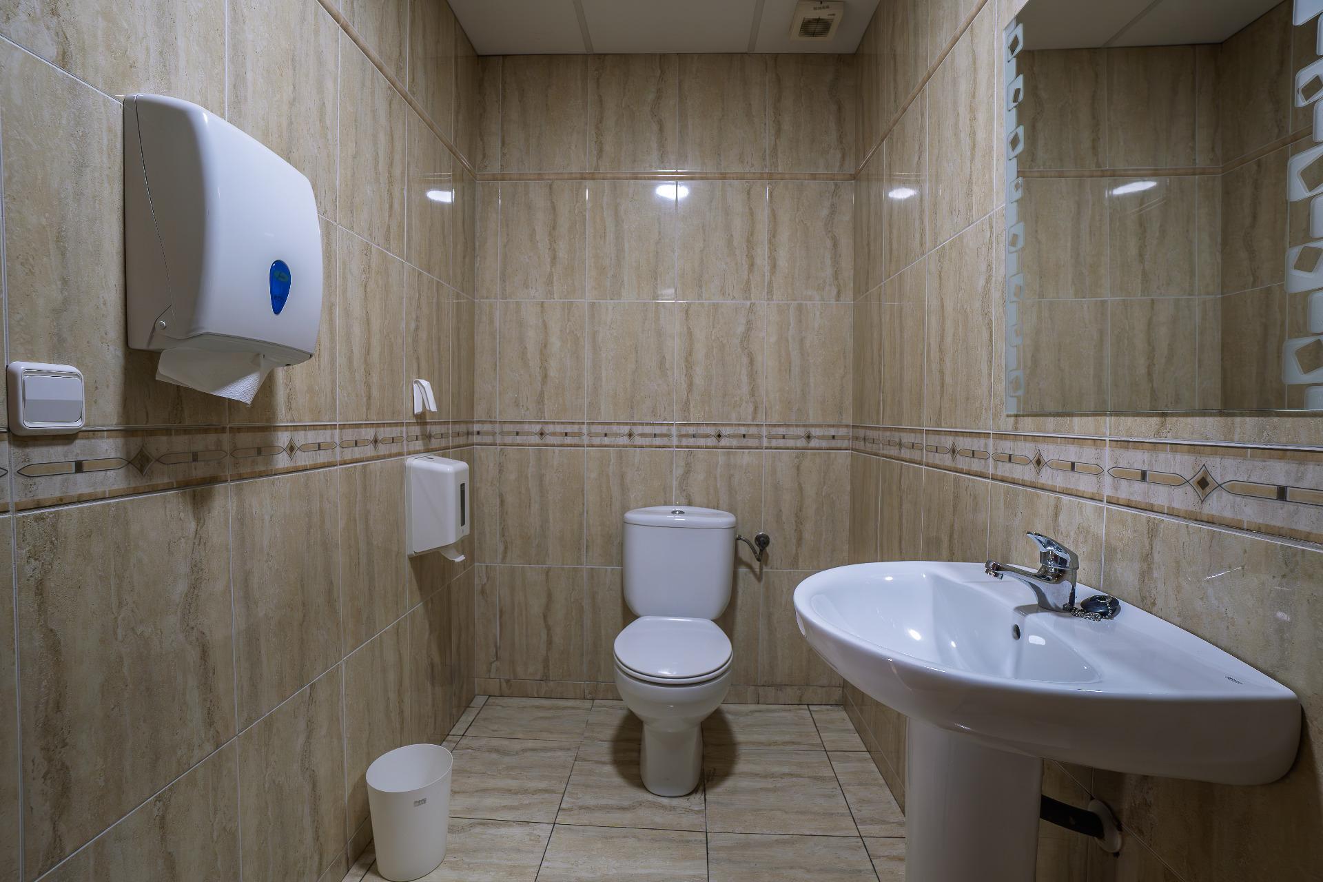 ¡Gran Oportunidad! Bar Restaurante en el Corazón de PAU 2