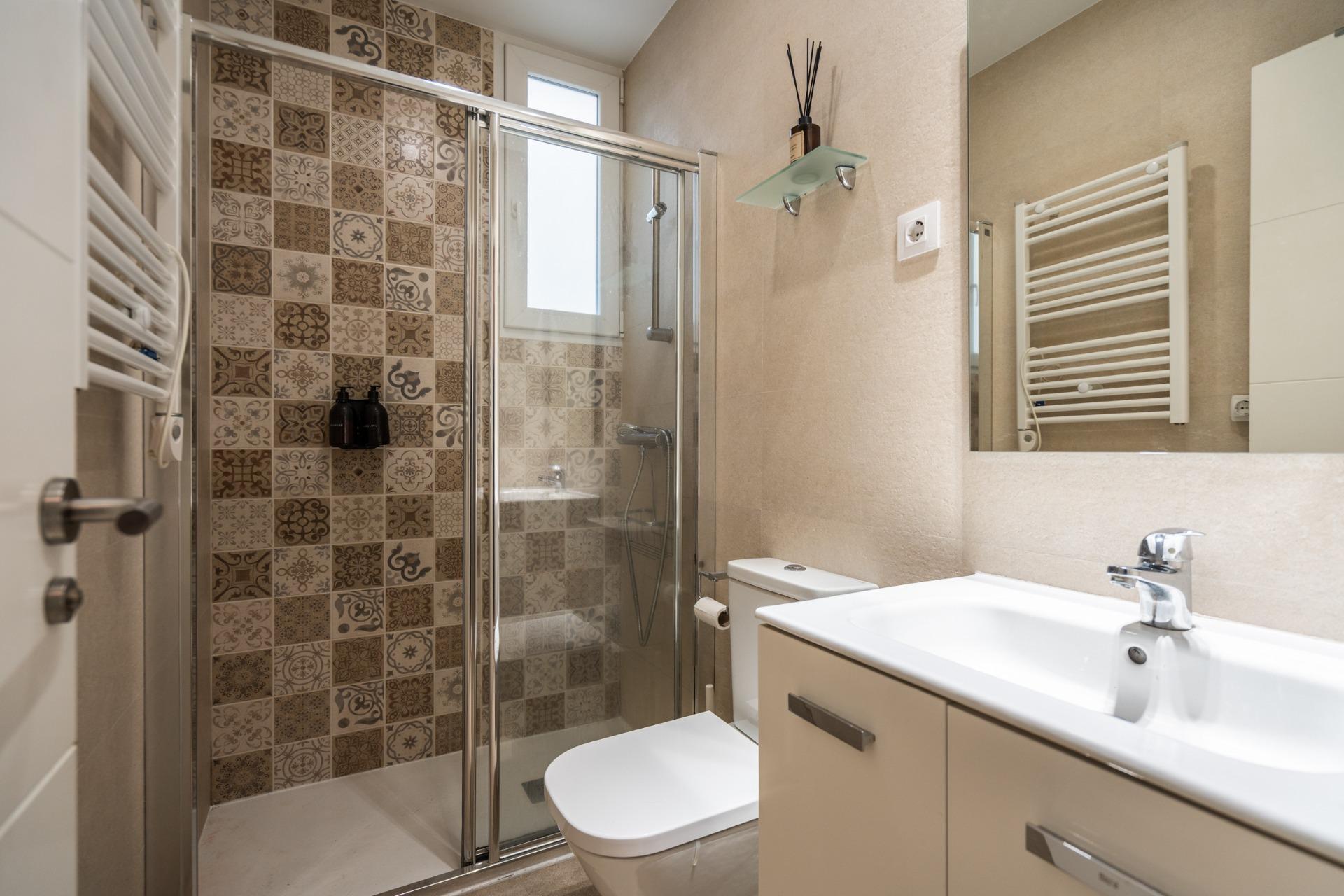 ^**^PRECIOSO PISO TOTALMENTE REFORMADO EN LA CALLE ADUANA, MADRID^**^ En pleno corazón de Madrid, en la emblemática calle Aduana, presentamos este acogedor piso completamente reformado que combina