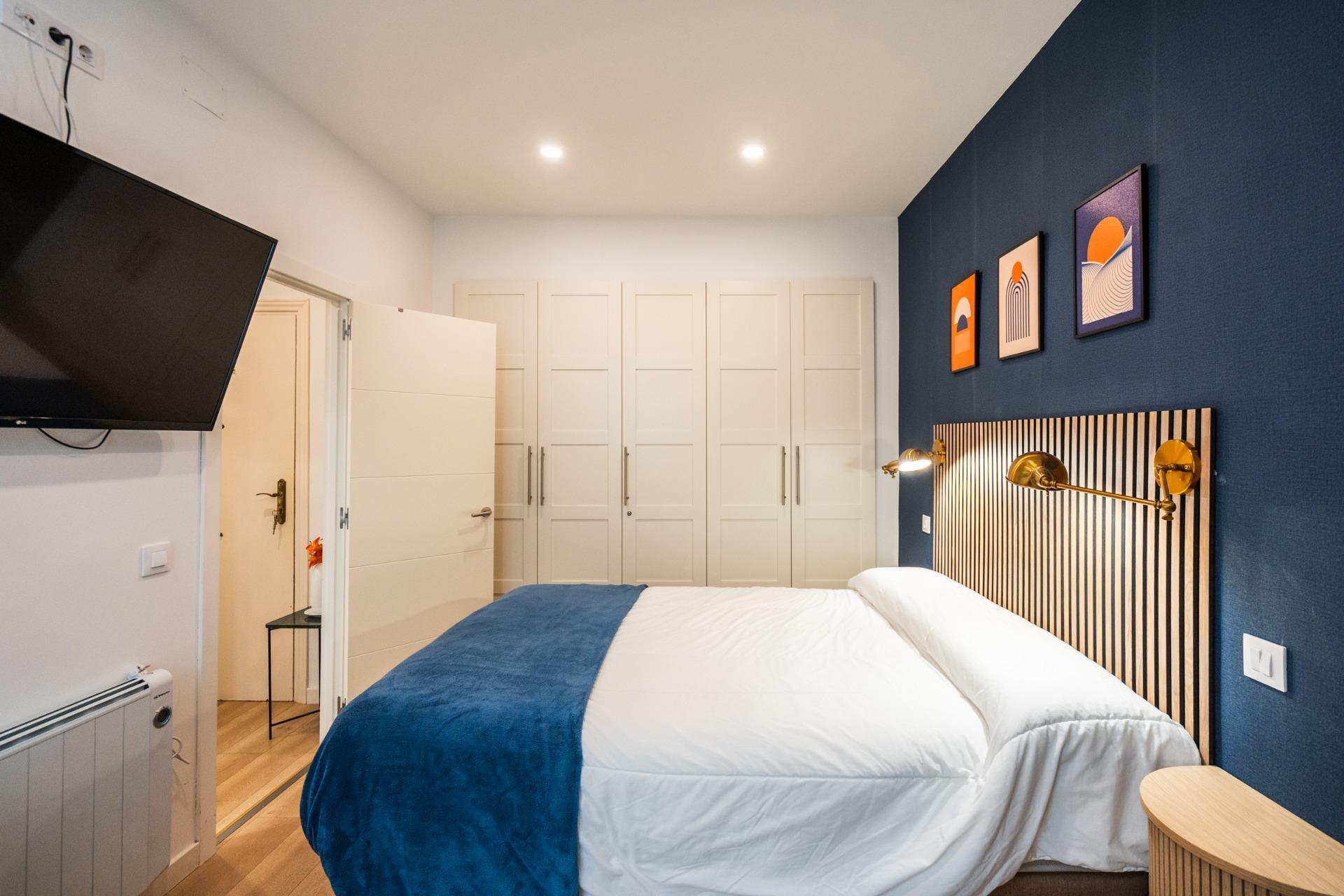 ^**^PRECIOSO PISO TOTALMENTE REFORMADO EN LA CALLE ADUANA, MADRID^**^ En pleno corazón de Madrid, en la emblemática calle Aduana, presentamos este acogedor piso completamente reformado que combina