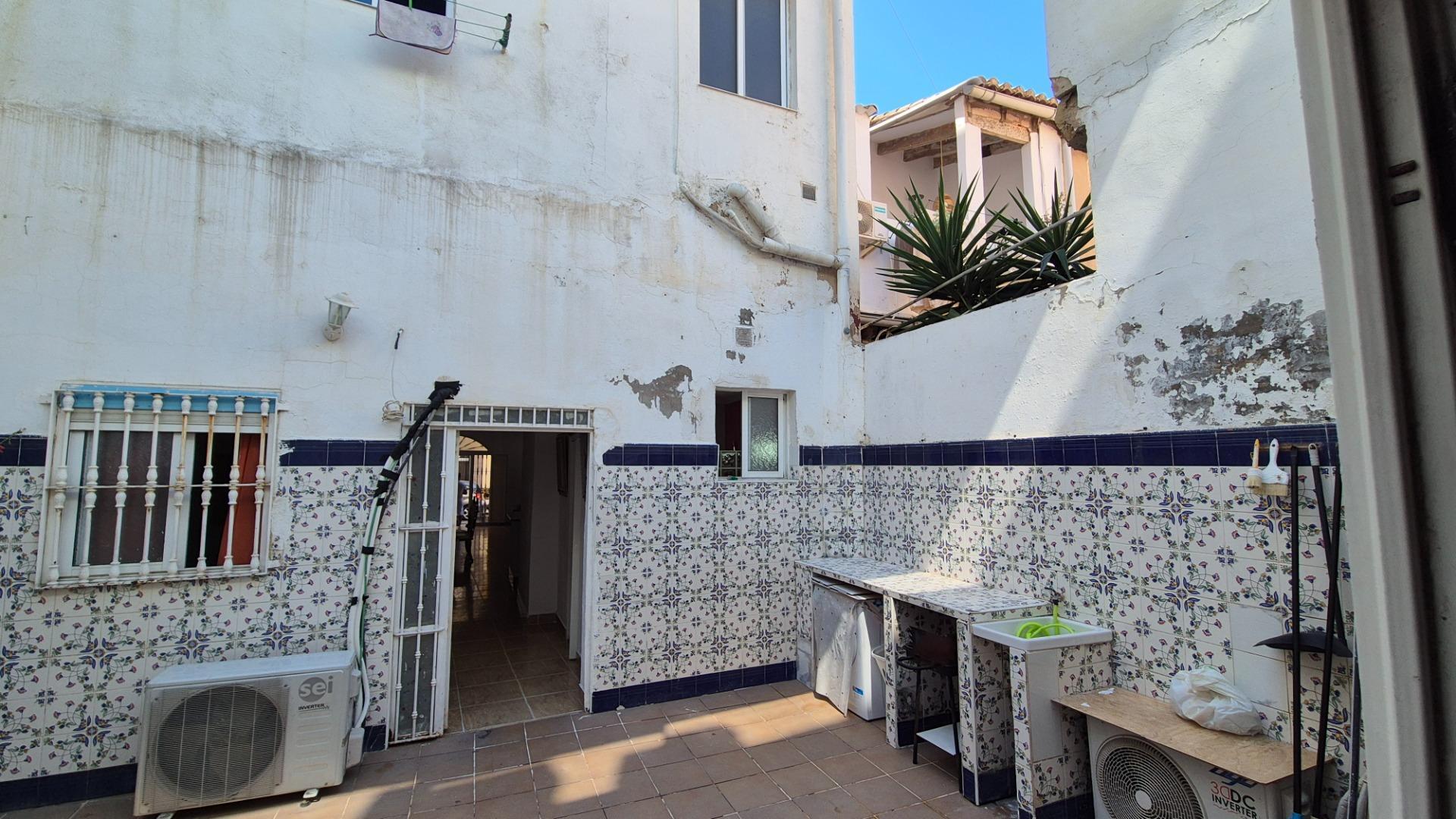 Planta Baja en el Cabanyal con gran Patio: ¡Tu Espacio para Barbacoas!