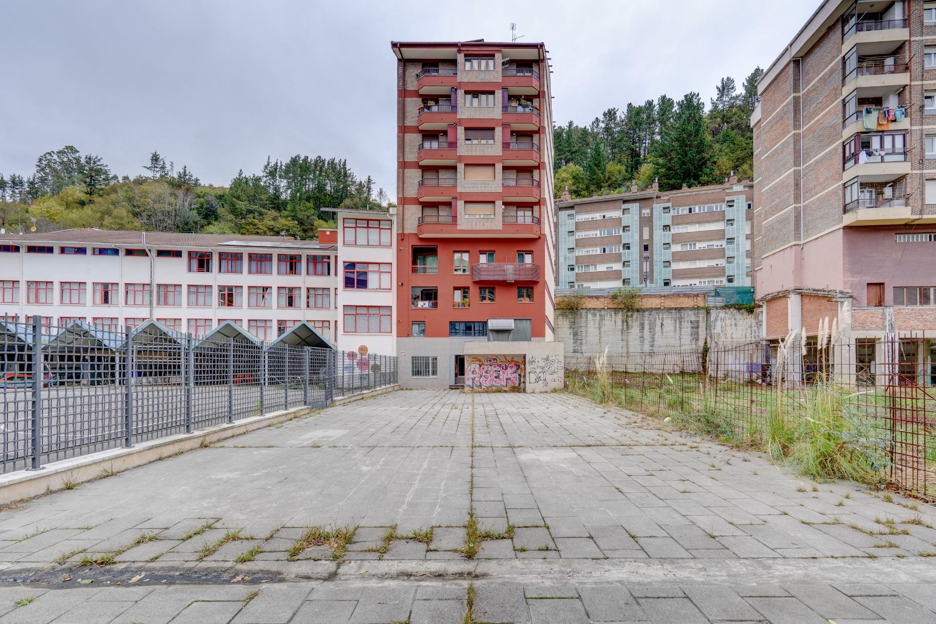 Local con acceso peatonal,  con múltiples posibilidades en Ondarroa