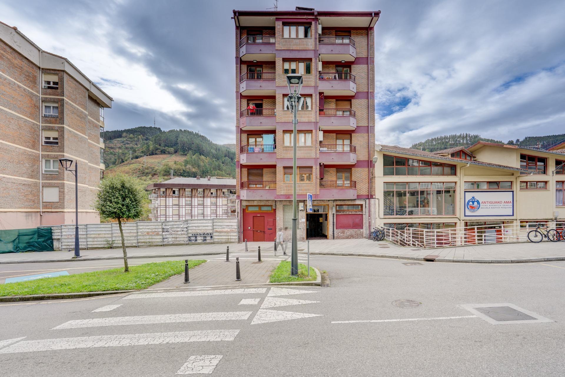 Local con acceso peatonal,  con múltiples posibilidades en Ondarroa