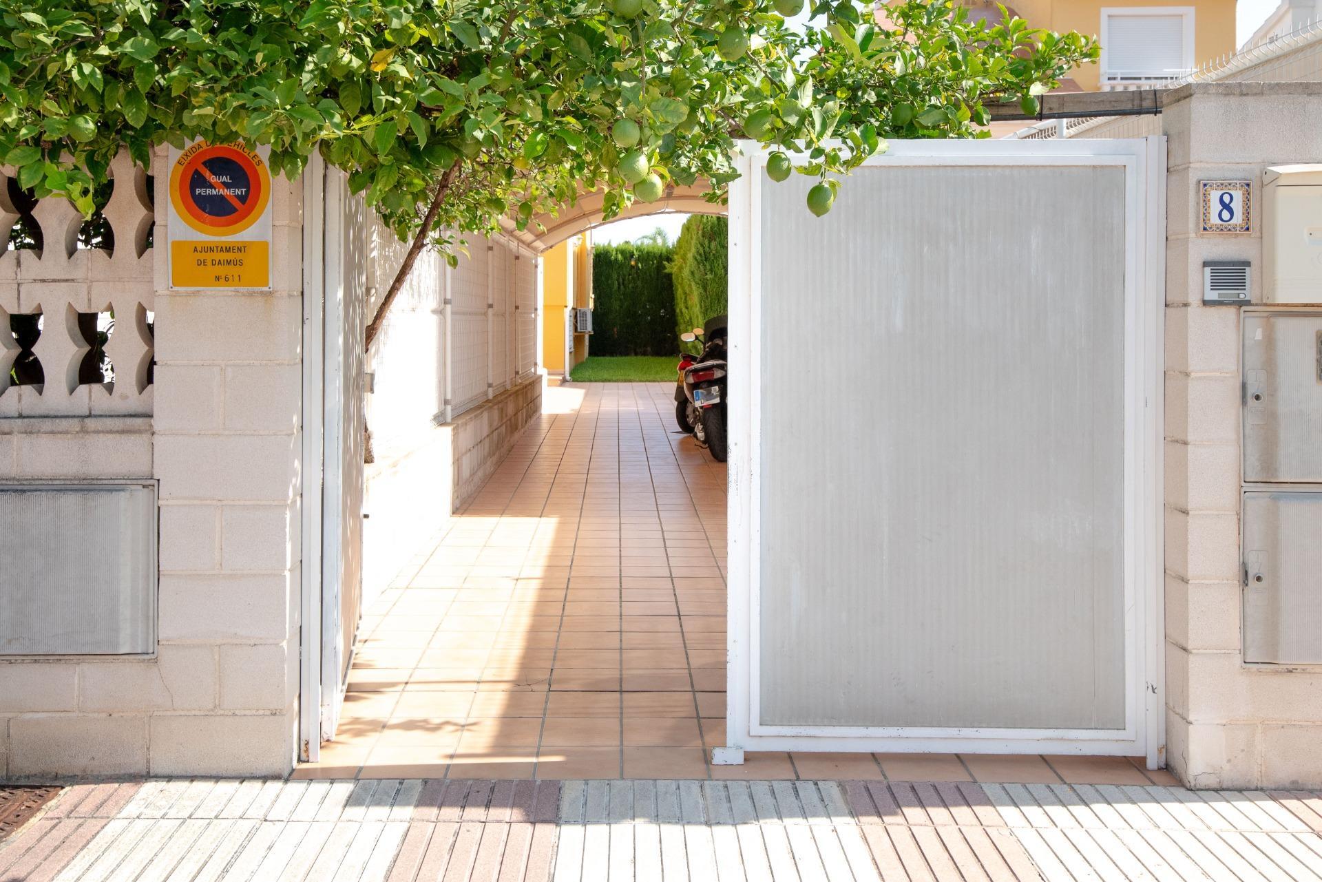 BONITA CASA UNIFAMILIAR CON PISCINA,  A 600 MTS. DEL MAR, PLAYA DE DAIMUS (VALENCIA)