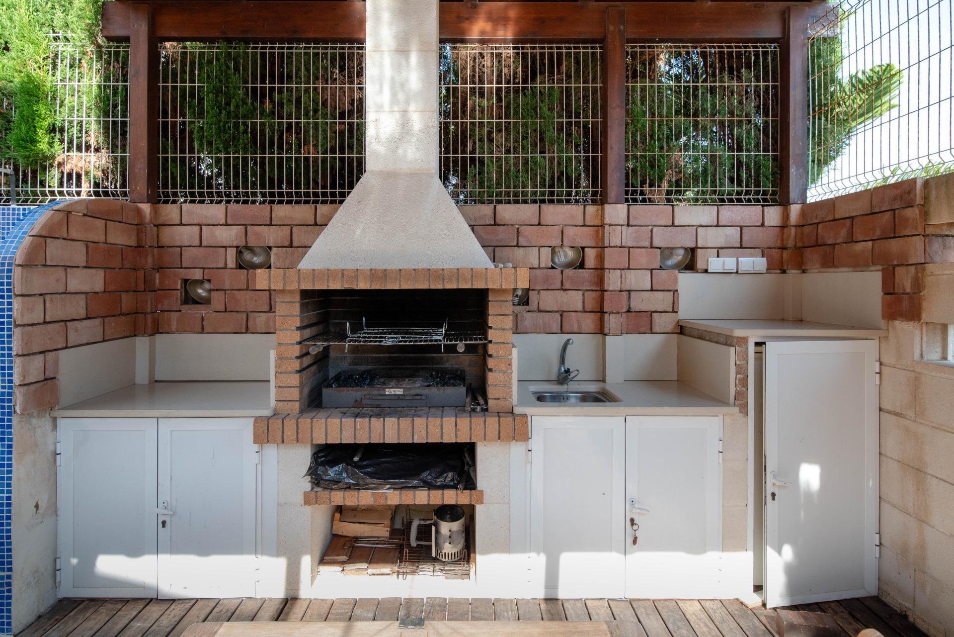 BONITA CASA UNIFAMILIAR CON PISCINA,  A 600 MTS. DEL MAR, PLAYA DE DAIMUS (VALENCIA)